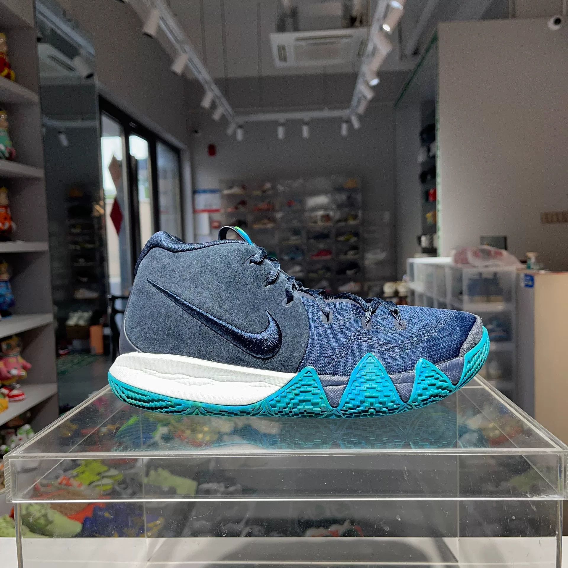 Nike Nike KYRIE Blue Lowtop Sneakers 11 Men Size US 11 / EU 44 - 5 Thumbnail