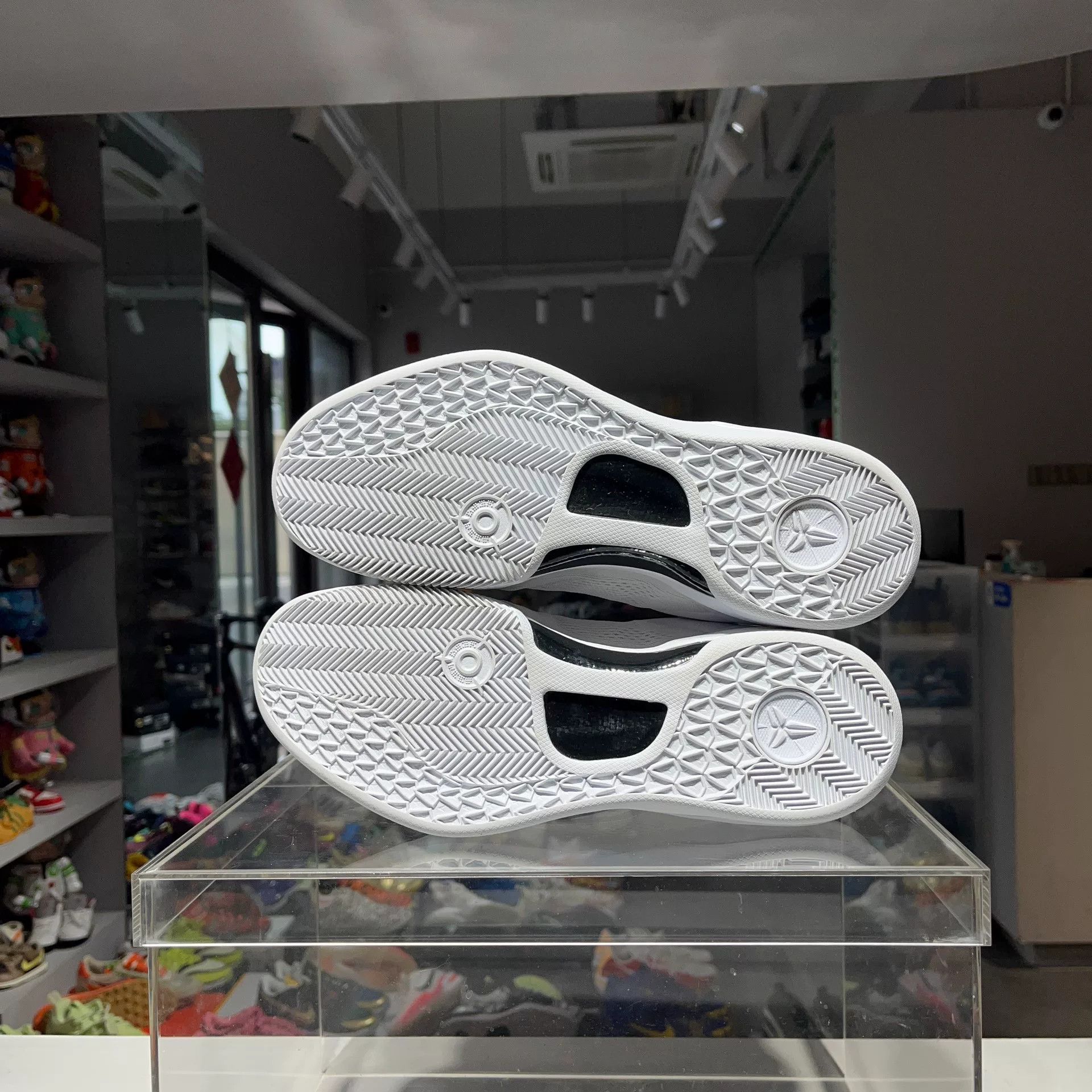 Nike Nike White Lowtop Sneakers 11.5 Men Size US 11.5 / EU 44-45 - 7 Thumbnail