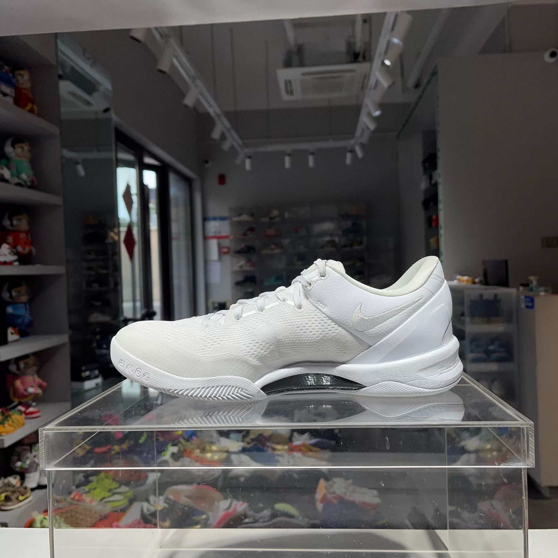 Nike Nike White Lowtop Sneakers 11.5 Men Size US 11.5 / EU 44-45 - 6 Thumbnail