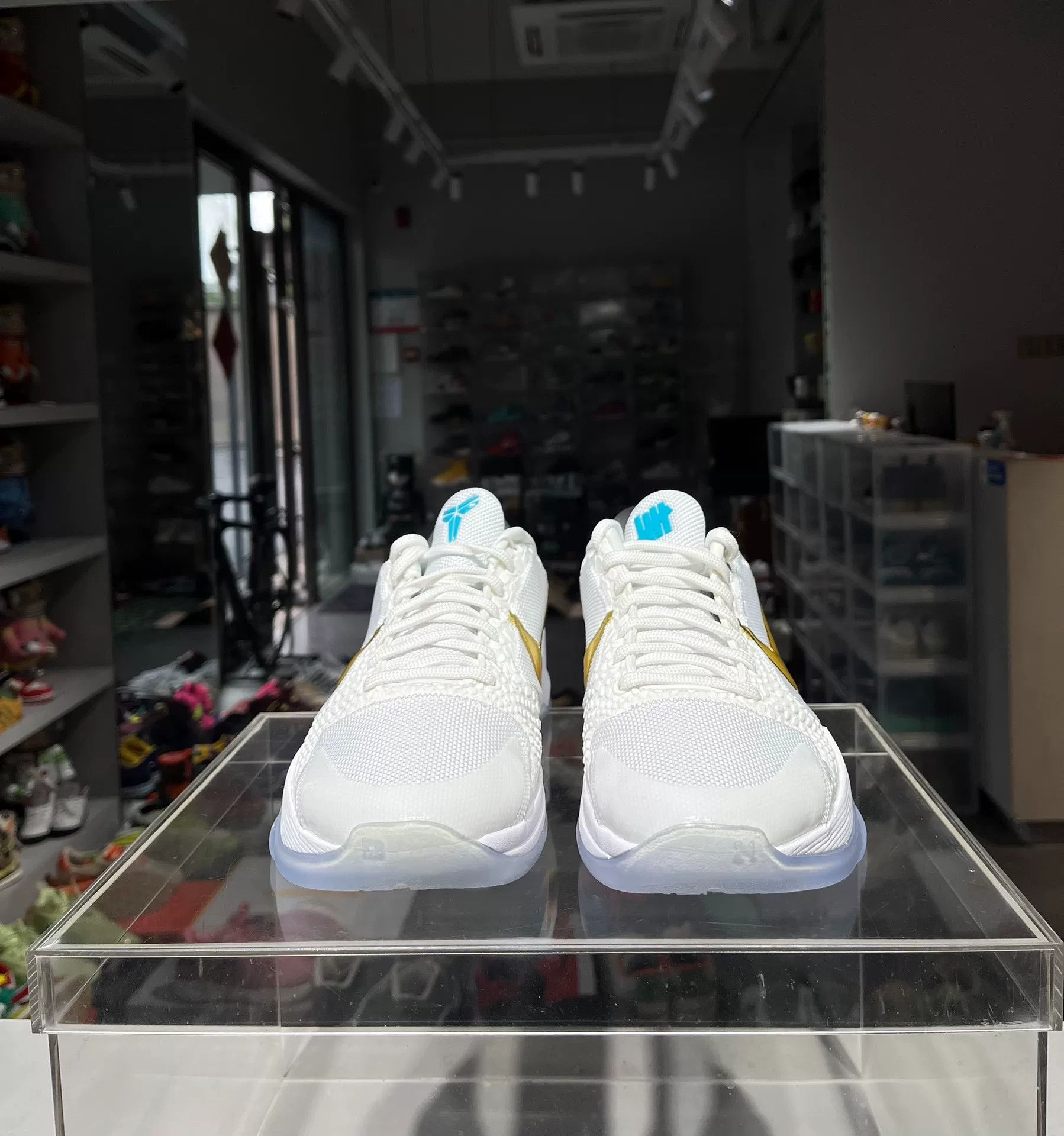 Nike Nike White Lowtop Sneakers 10 Men Size US 10 / EU 43 - 2 Thumbnail