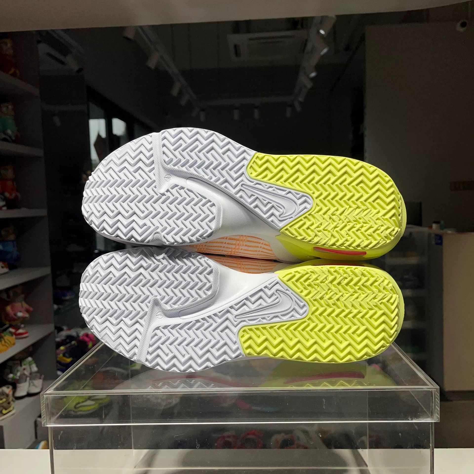 Nike Nike LEBRON White Lowtop Sneakers 13 Men Size US 13 / EU 46 - 7 Thumbnail