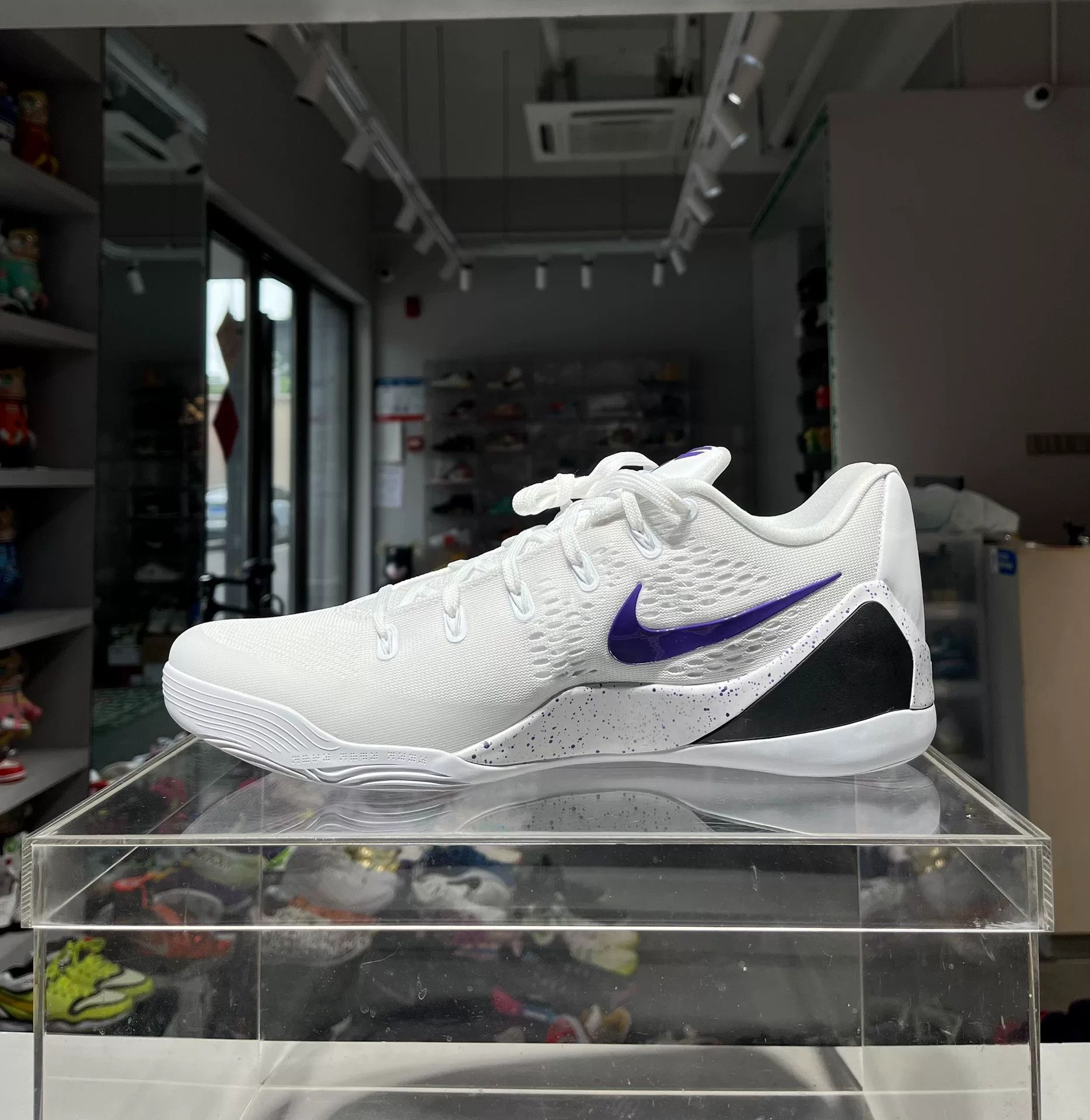 Nike Nike White Lowtop Sneakers 11.5 Men Size US 11.5 / EU 44-45 - 5 Thumbnail