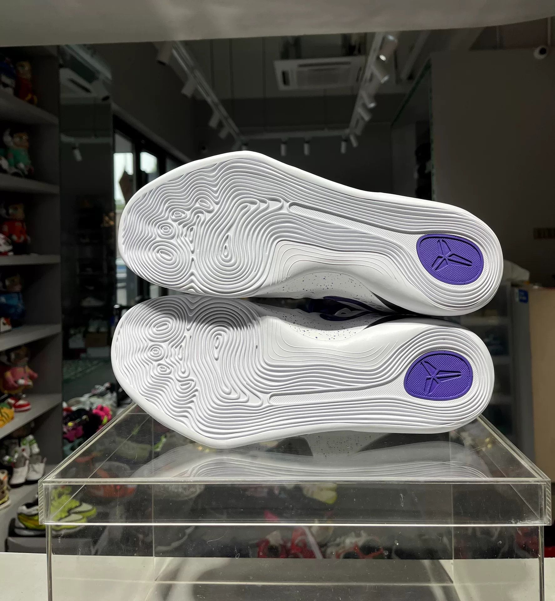 Nike Nike White Lowtop Sneakers 11.5 Men Size US 11.5 / EU 44-45 - 7 Thumbnail
