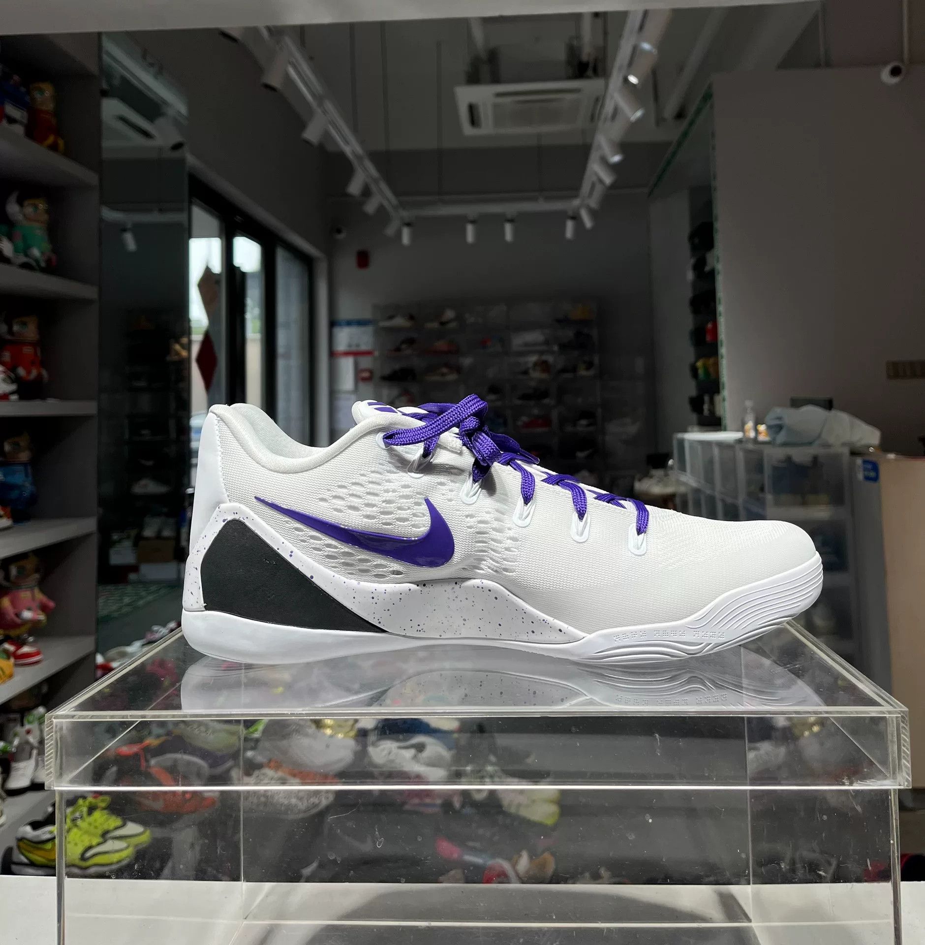 Nike Nike White Lowtop Sneakers 11.5 Men Size US 11.5 / EU 44-45 - 6 Thumbnail