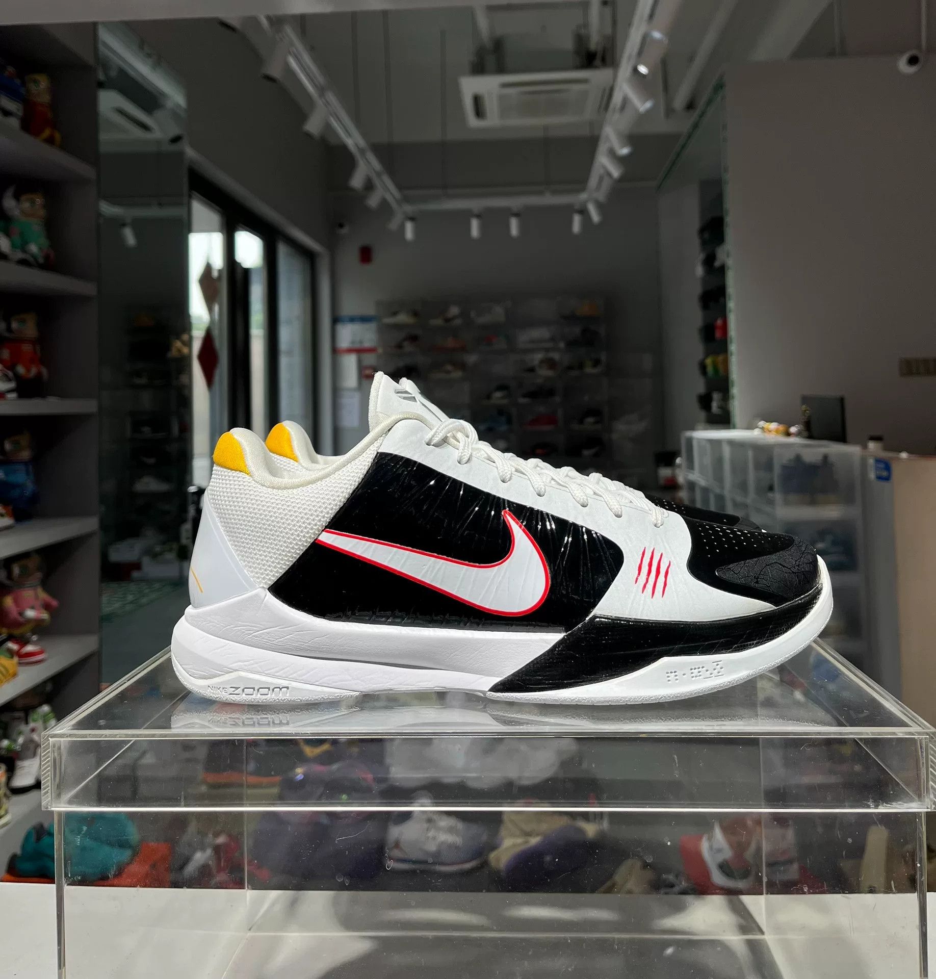 Nike Nike Yellow Lowtop Sneakers 11.5 Men Size US 11.5 / EU 44-45 - 3 Thumbnail