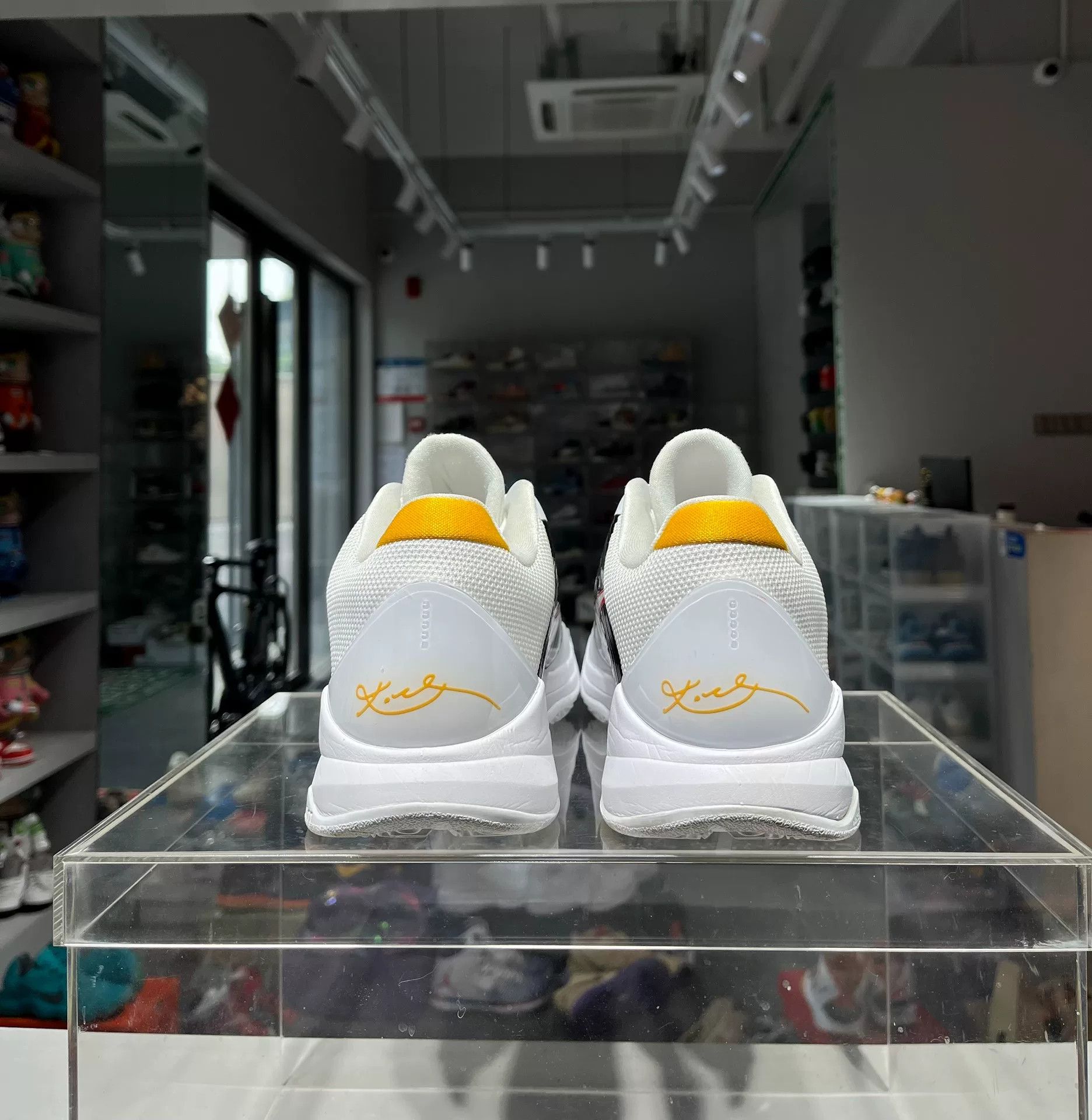 Nike Nike Yellow Lowtop Sneakers 11.5 Men Size US 11.5 / EU 44-45 - 4 Thumbnail