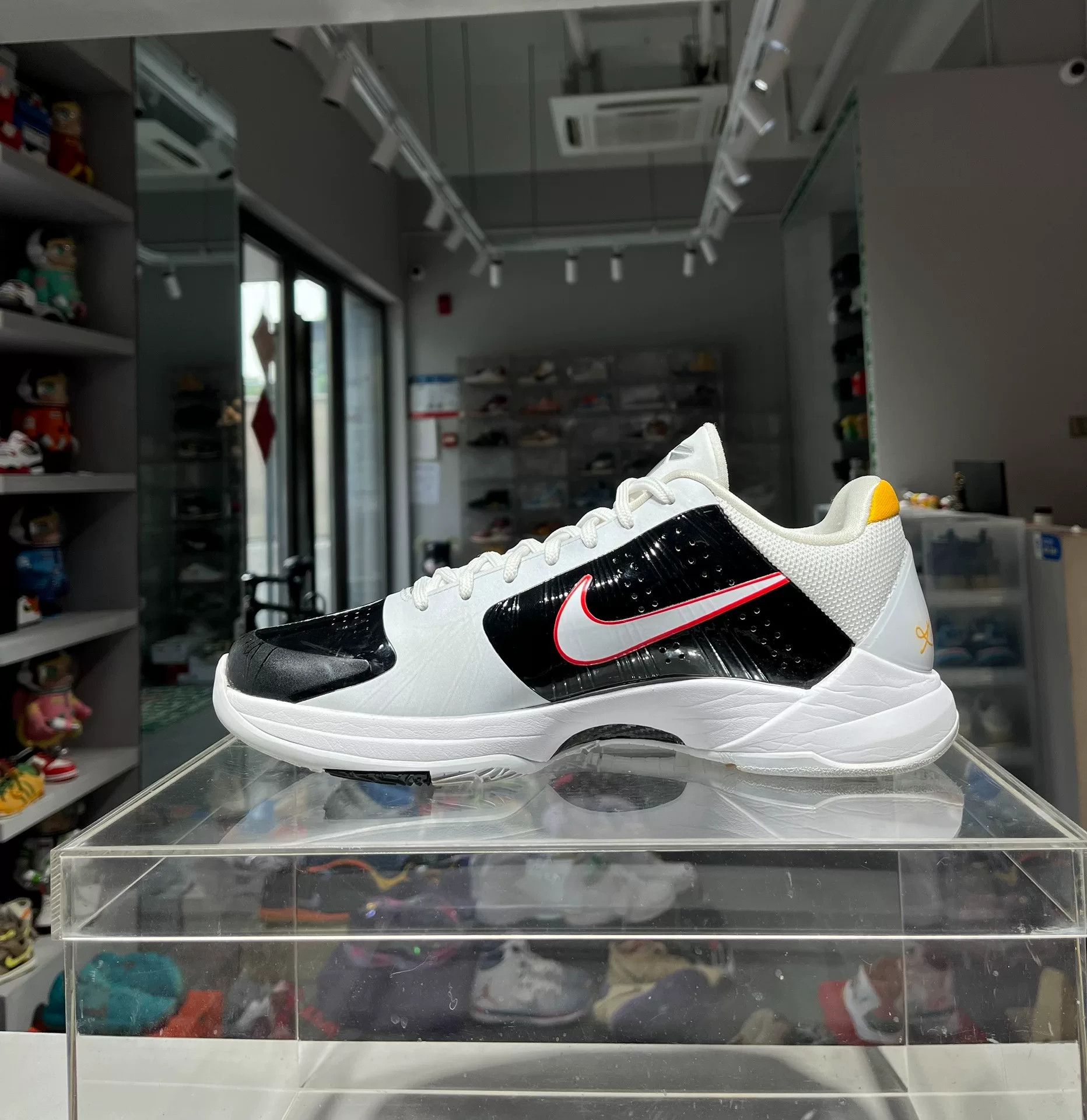 Nike Nike Yellow Lowtop Sneakers 11.5 Men Size US 11.5 / EU 44-45 - 5 Thumbnail