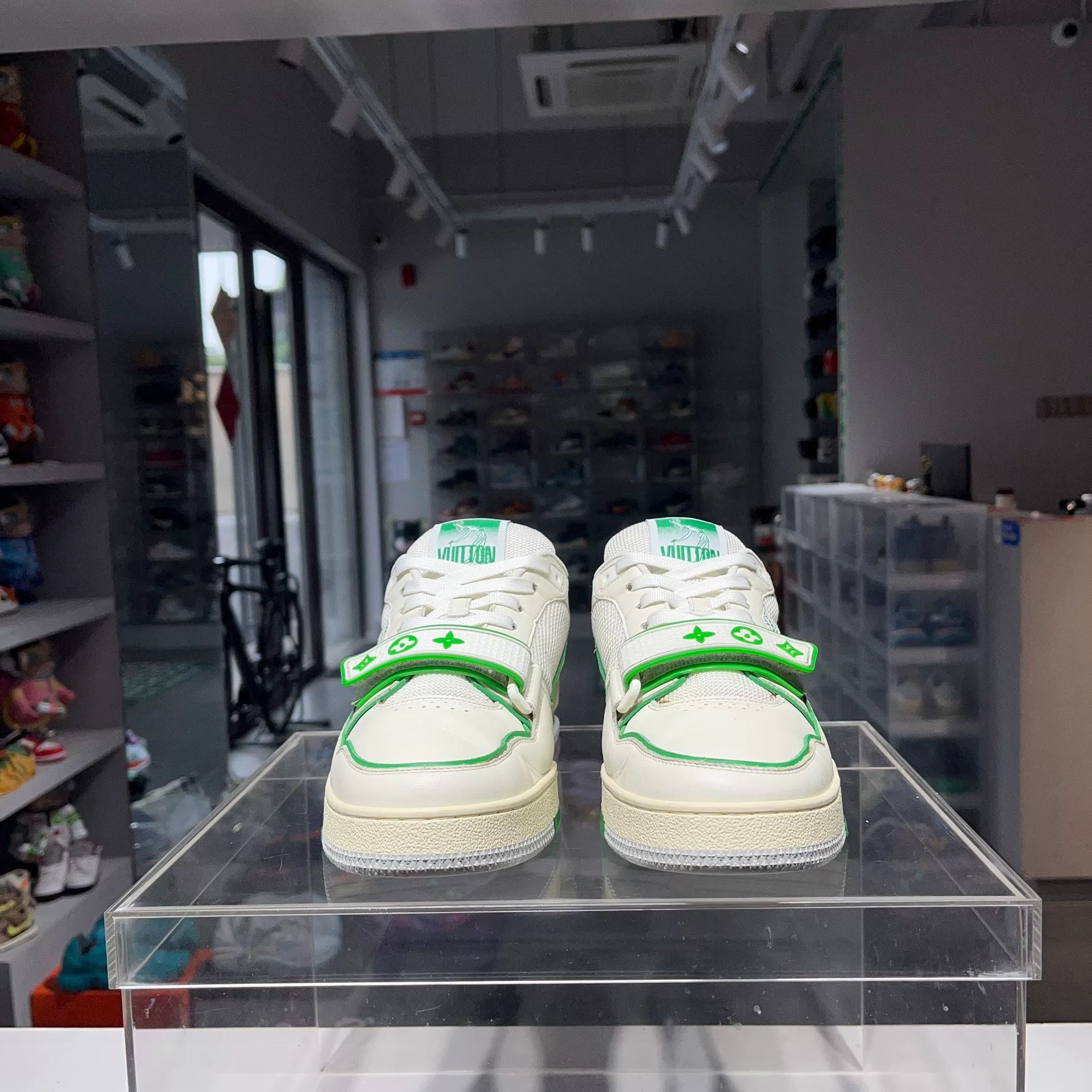 Louis Vuitton Louis Vuitton Training Green Lowtop Sneakers 7.5 Men Size US 7.5 / EU 40-41 - 2 Thumbnail