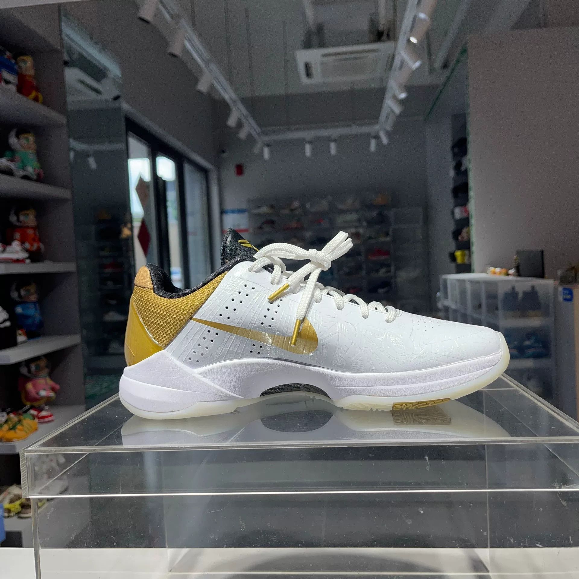Nike Nike White Lowtop Sneakers 9 Men Size US 9 / EU 42 - 3 Thumbnail