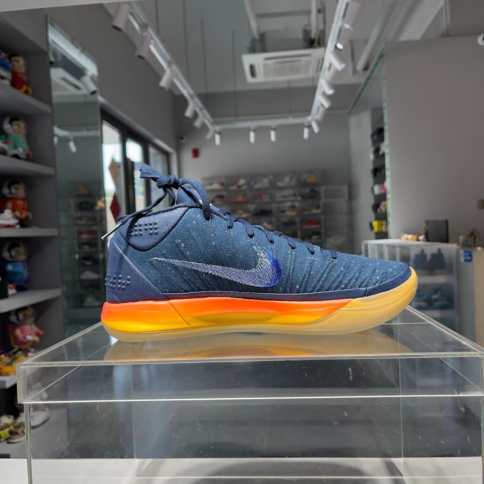 Nike Nike KOBE Blue Lowtop Sneakers 9 Men Size US 9 / EU 42 - 4 Thumbnail