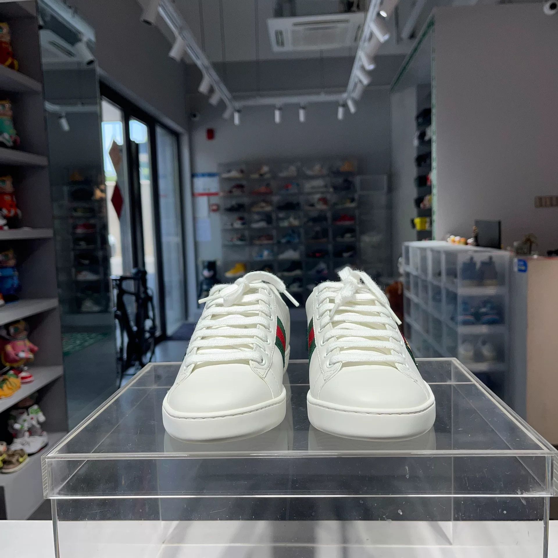 Gucci Gucci White Lowtop Sneakers us_7-5 Women Size US 7.5 / IT 37.5 - 2 Thumbnail