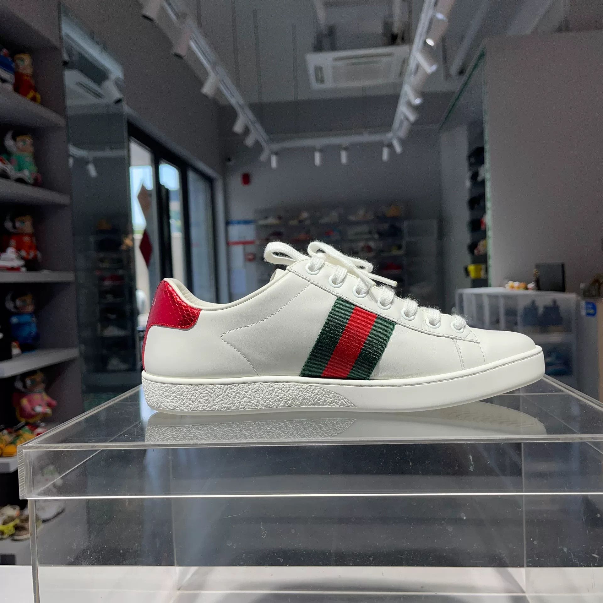 Gucci Gucci White Lowtop Sneakers us_7-5 Women Size US 7.5 / IT 37.5 - 4 Thumbnail