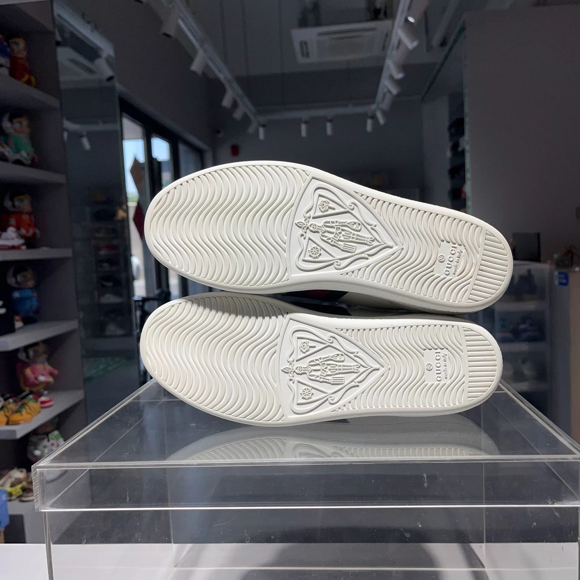 Gucci Gucci White Lowtop Sneakers us_7-5 Women Size US 7.5 / IT 37.5 - 7 Thumbnail