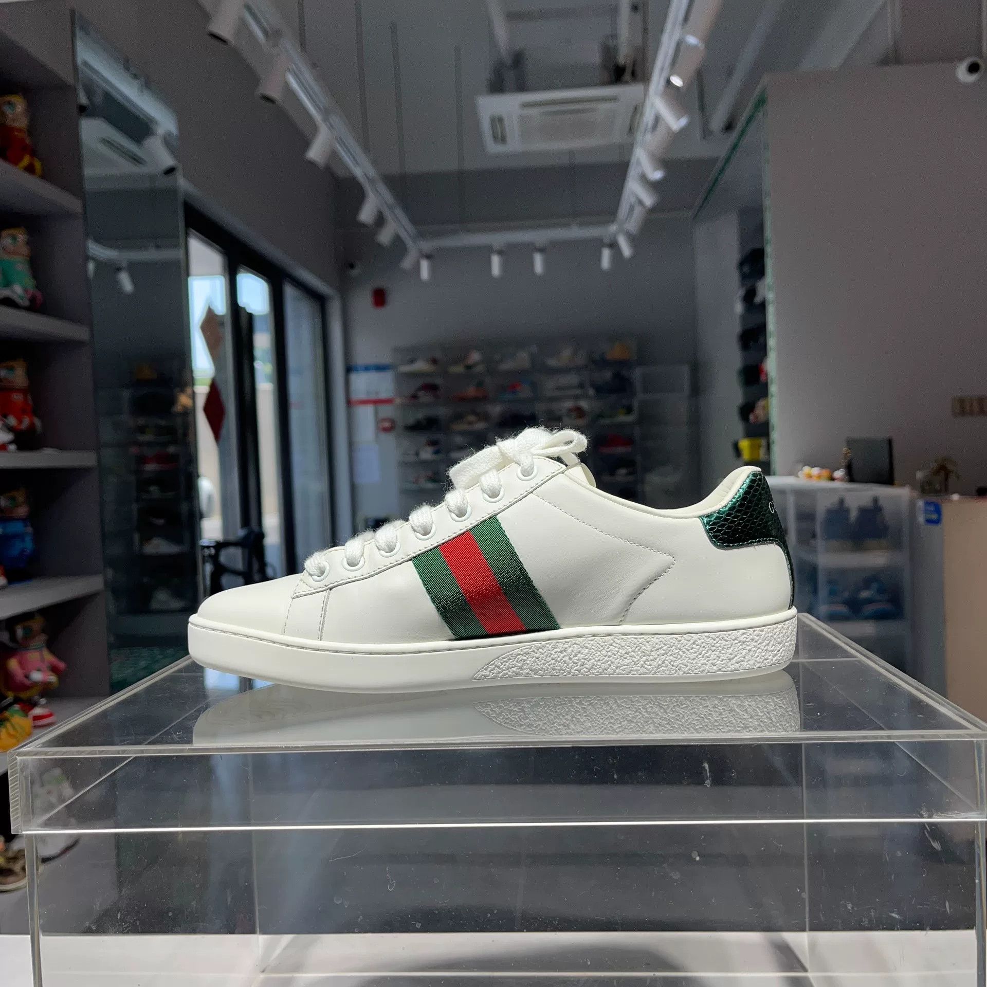 Gucci Gucci White Lowtop Sneakers us_7-5 Women Size US 7.5 / IT 37.5 - 6 Thumbnail