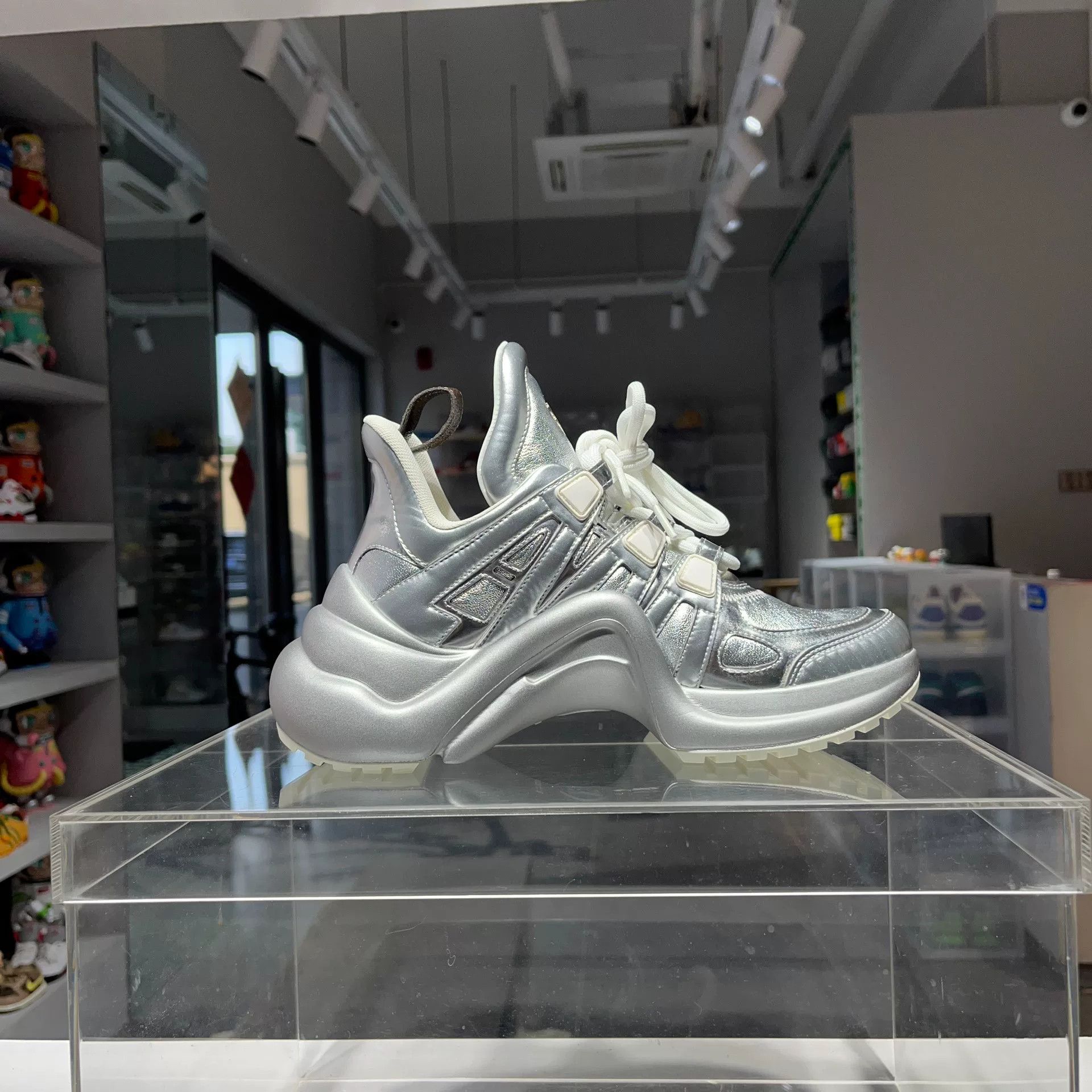 Louis Vuitton Louis Vuitton Silver Lowtop Sneakers us_5 Women Size US 5 / IT 35 - 4 Thumbnail
