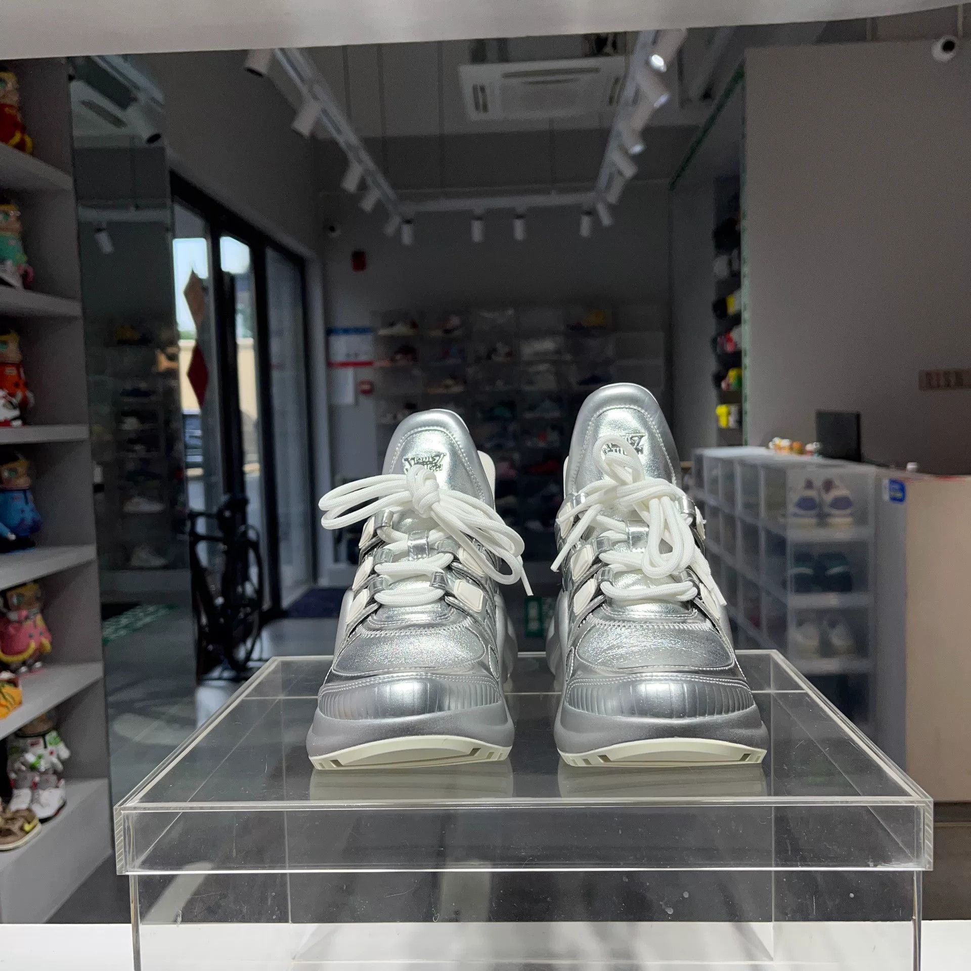 Louis Vuitton Louis Vuitton Silver Lowtop Sneakers us_5 Women Size US 5 / IT 35 - 2 Thumbnail
