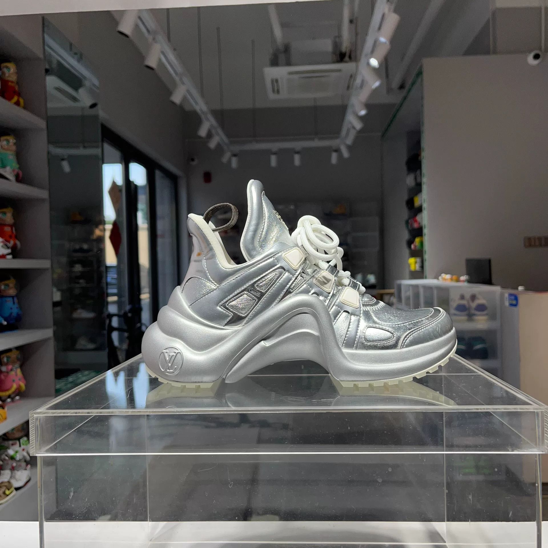 Louis Vuitton Louis Vuitton Silver Lowtop Sneakers us_5 Women Size US 5 / IT 35 - 5 Thumbnail