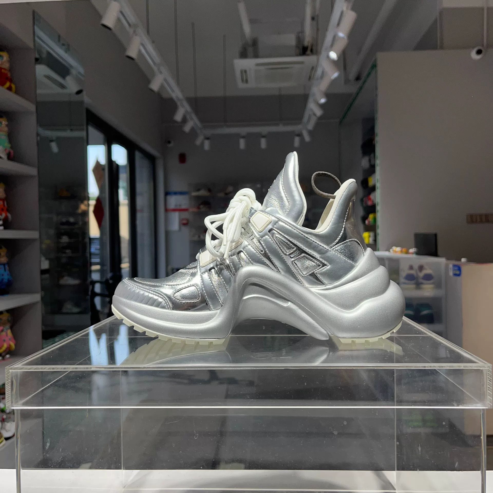 Louis Vuitton Louis Vuitton Silver Lowtop Sneakers us_5 Women Size US 5 / IT 35 - 6 Thumbnail