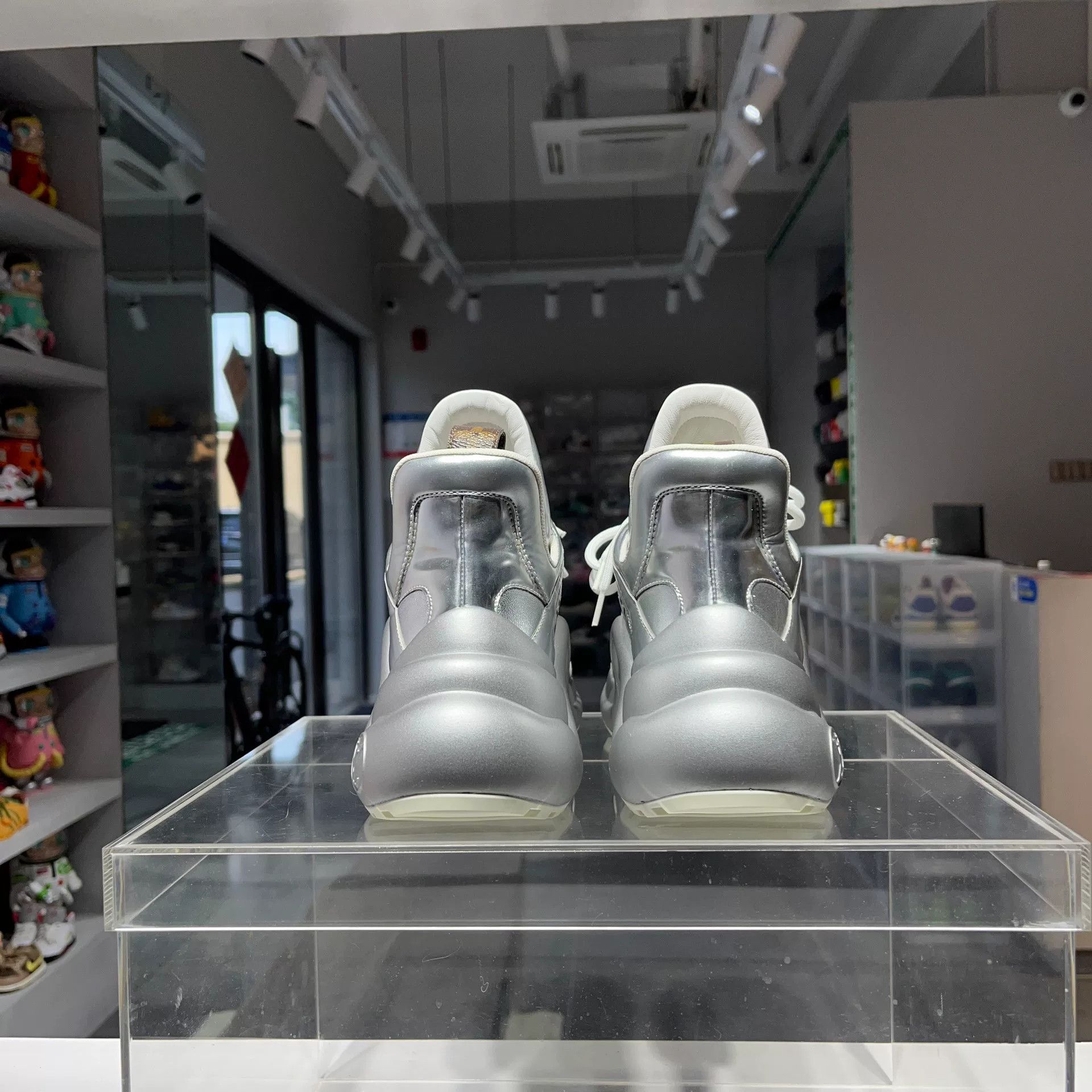Louis Vuitton Louis Vuitton Silver Lowtop Sneakers us_5 Women Size US 5 / IT 35 - 3 Thumbnail