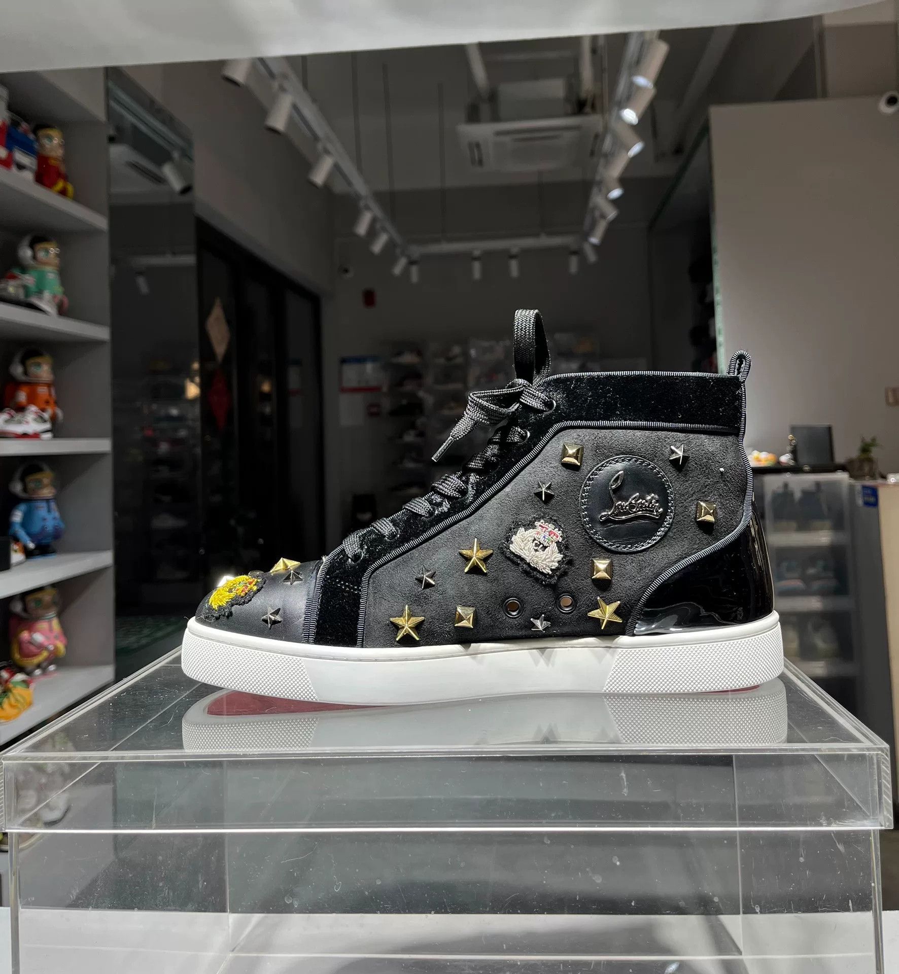 Christian Louboutin Christian Louboutin Embroidered Red Hitop Sneakers 9 Men Size US 9 / EU 42 - 5 Thumbnail