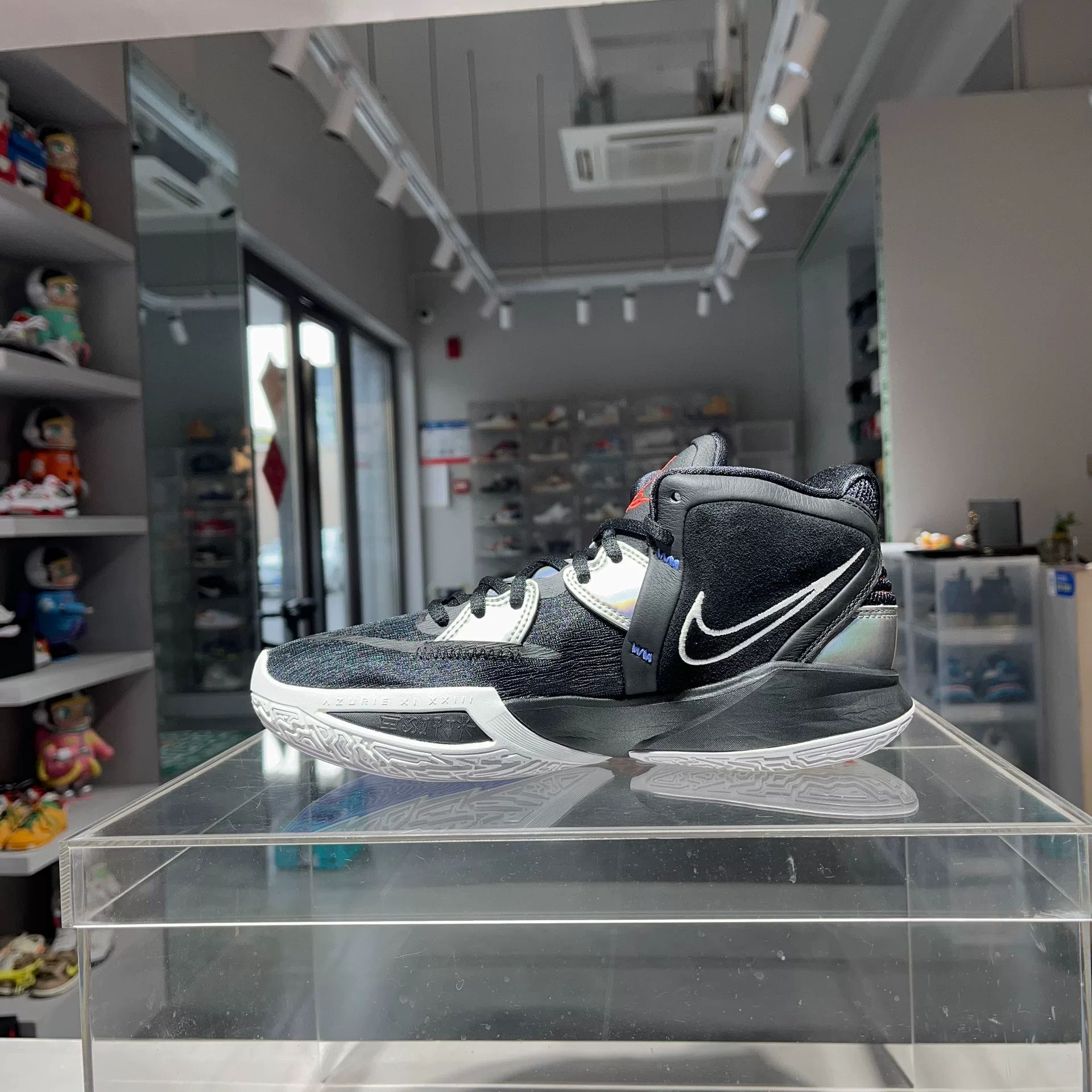 Nike Nike KYRIE Lowtop Sneakers 7.5 Men Size US 7.5 / EU 40-41 - 6 Thumbnail