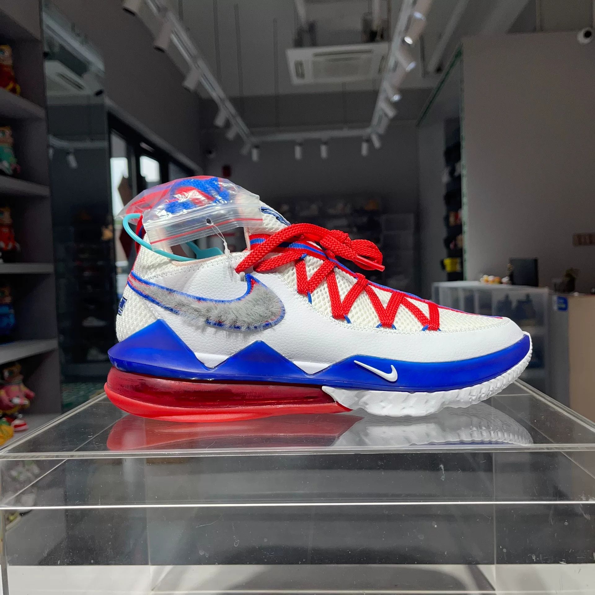 Nike Nike LEBRON Blue Lowtop Sneakers 10 Men Size US 10 / EU 43 - 5 Thumbnail