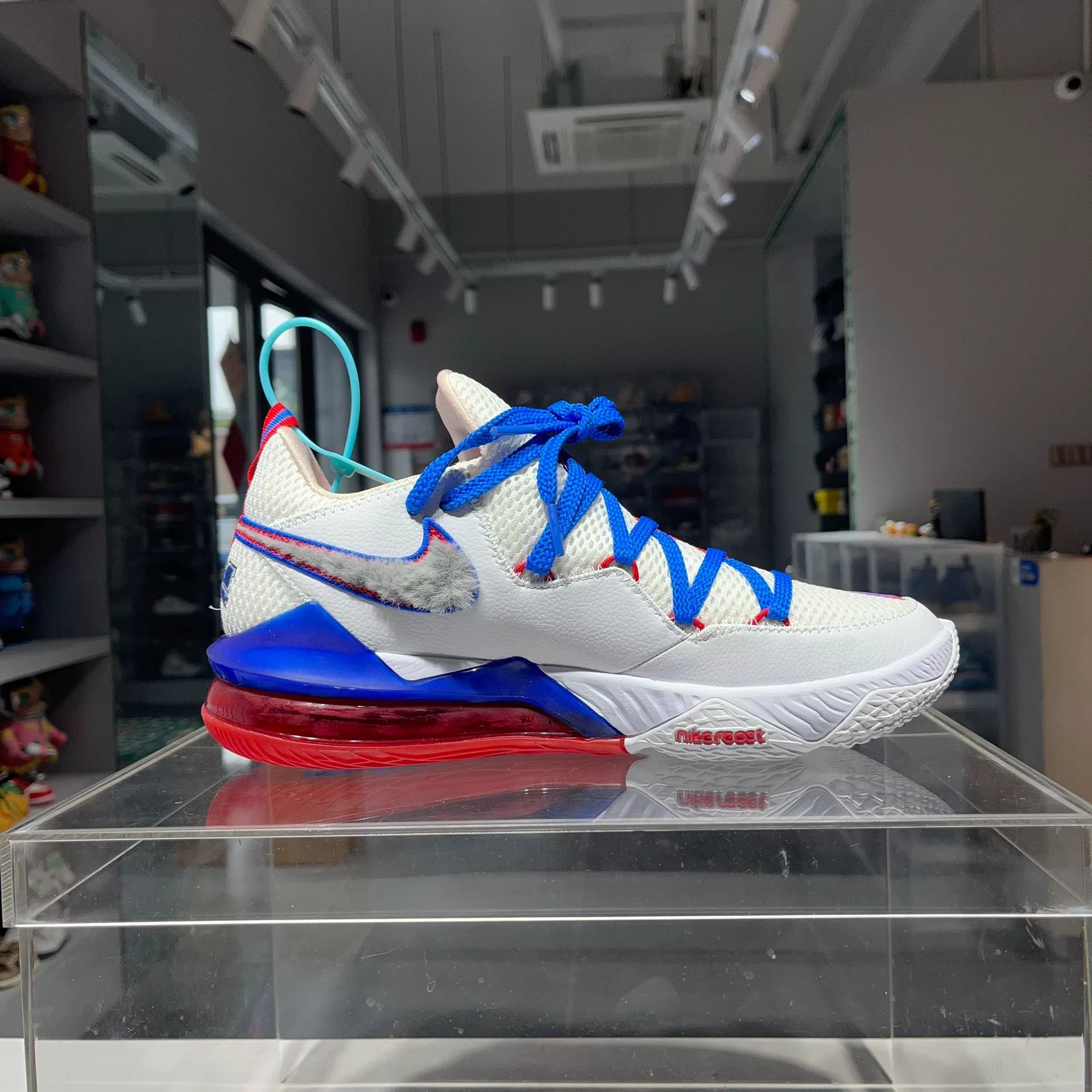 Nike Nike LEBRON Blue Lowtop Sneakers 10 Men Size US 10 / EU 43 - 4 Thumbnail