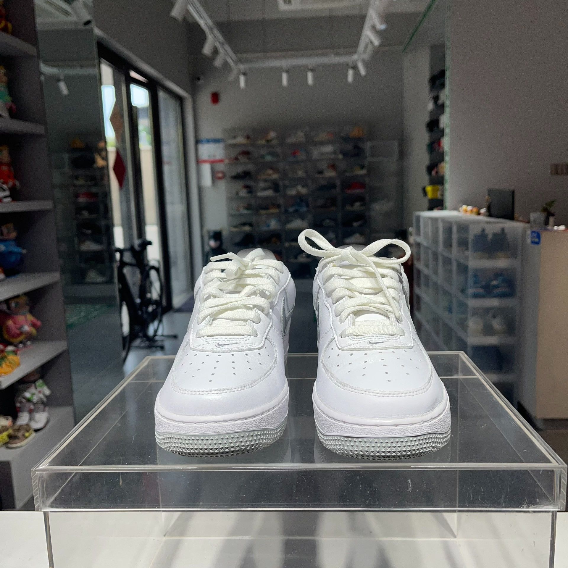 Nike Nike White Lowtop Sneakers 40 Men Size US 7.5 / EU 40-41 - 2 Thumbnail