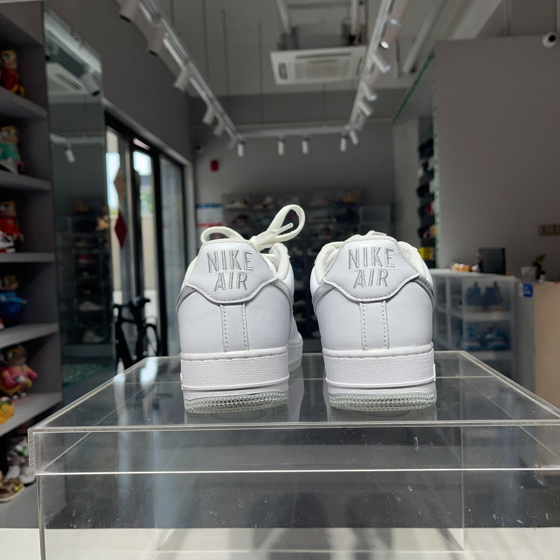 Nike Nike White Lowtop Sneakers 40 Men Size US 7.5 / EU 40-41 - 3 Thumbnail