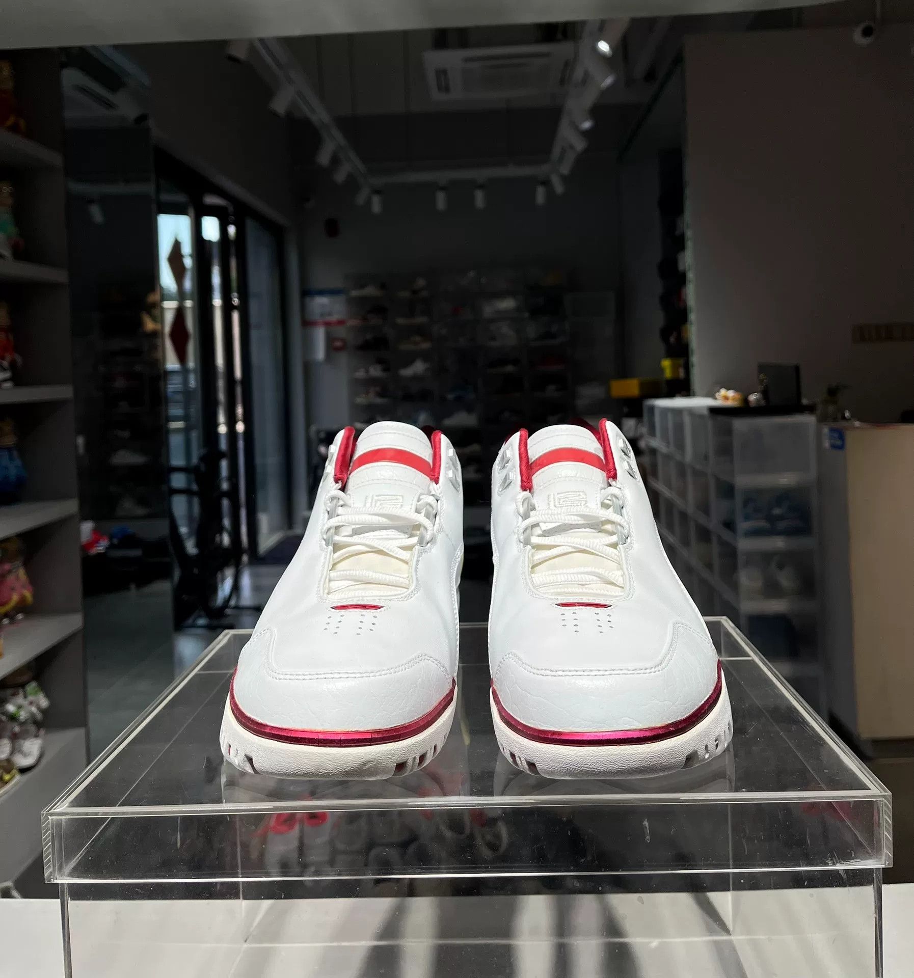 Nike Nike LEBRON Red Lowtop Sneakers 11.5 Men Size US 11.5 / EU 44-45 - 2 Thumbnail