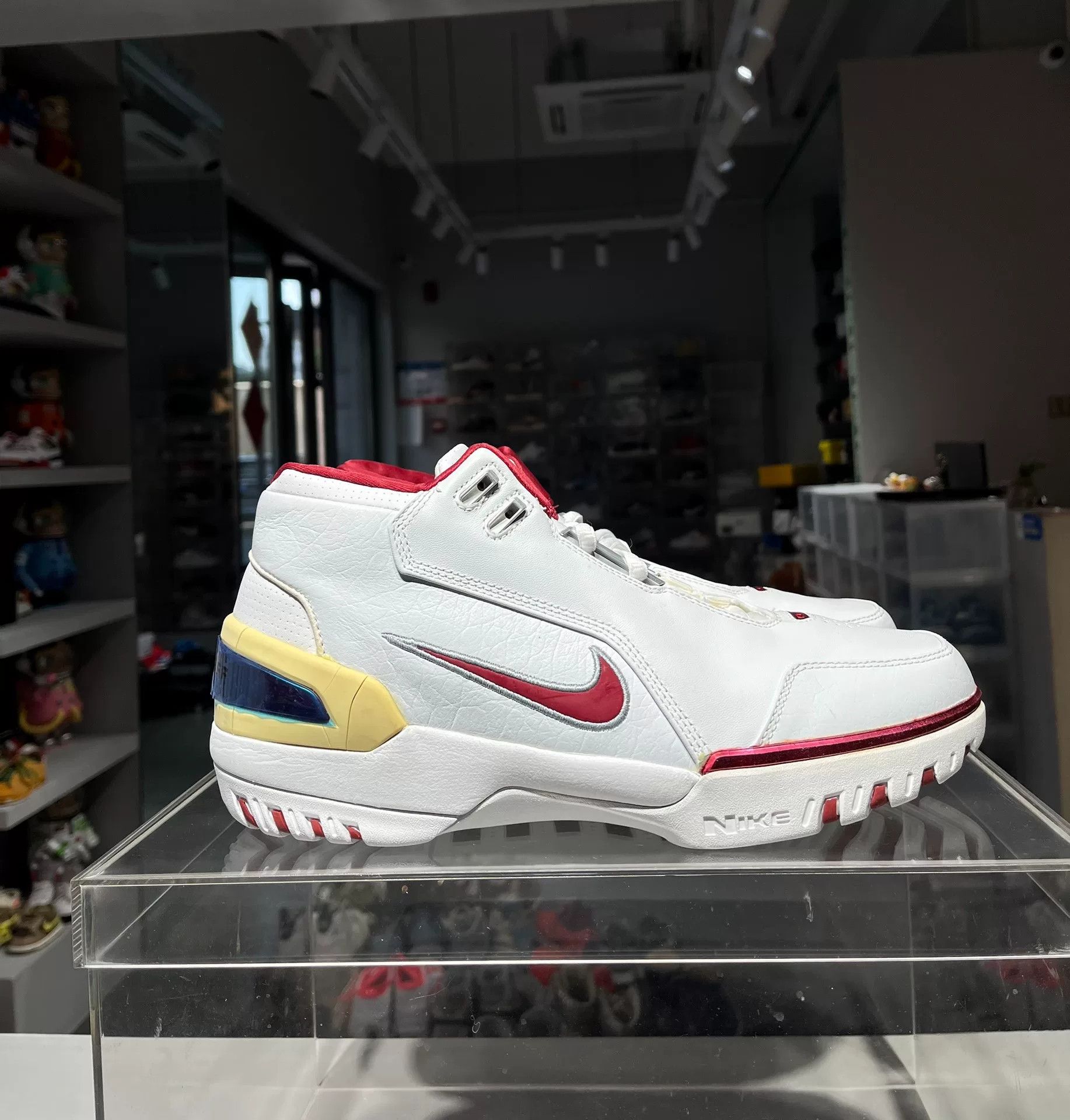 Nike Nike LEBRON Red Lowtop Sneakers 11.5 Men Size US 11.5 / EU 44-45 - 3 Thumbnail