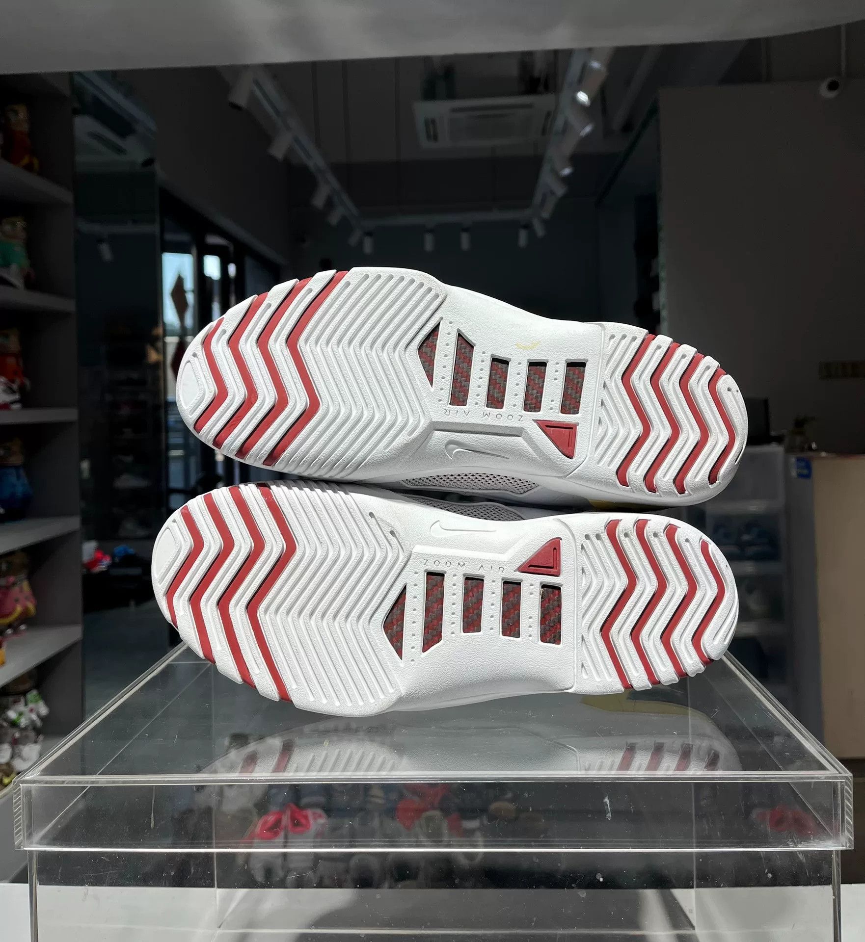 Nike Nike LEBRON Red Lowtop Sneakers 11.5 Men Size US 11.5 / EU 44-45 - 7 Thumbnail