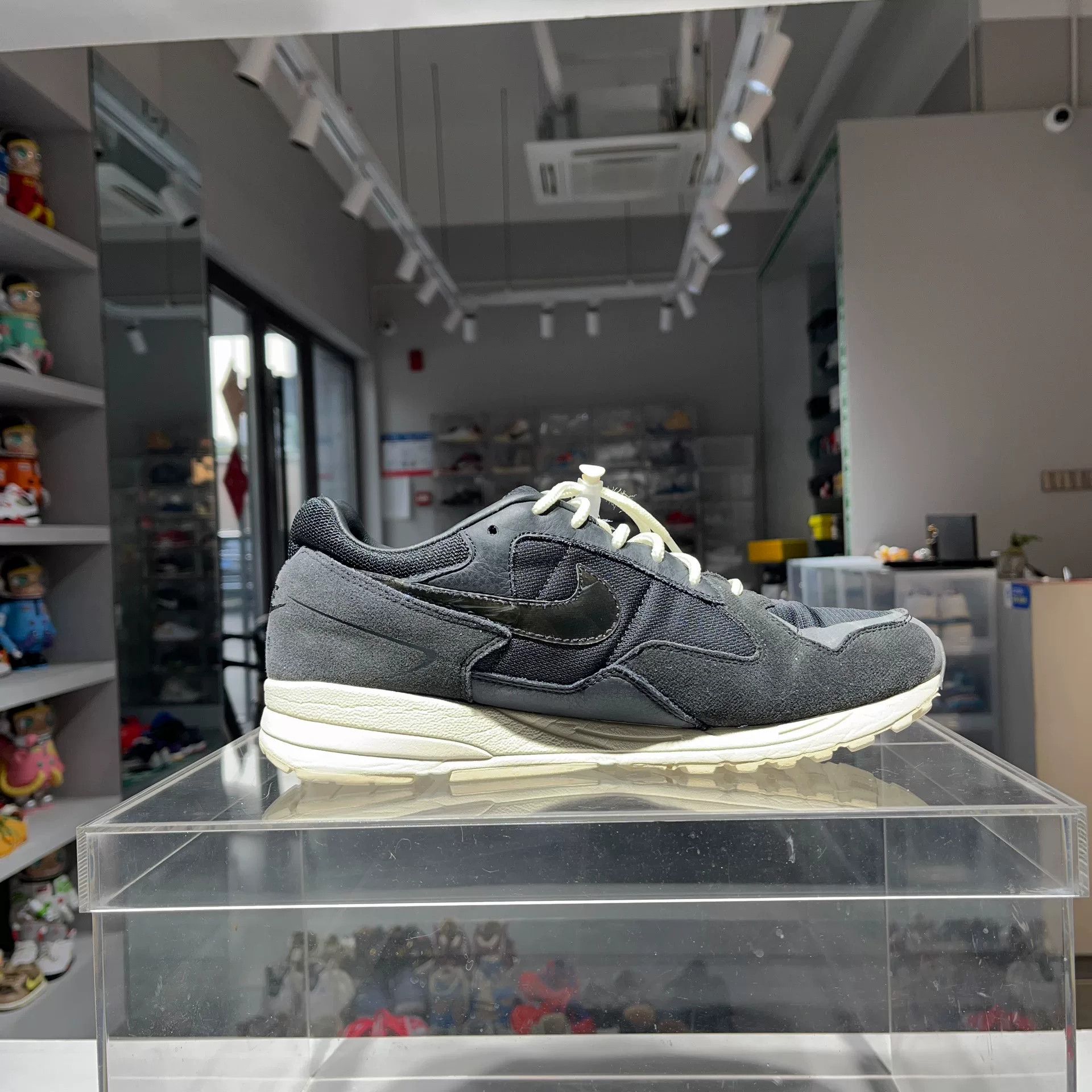 Fear of God Fear of God Retro Black Lowtop Sneakers 10 Men Size US 10 / EU 43 - 4 Thumbnail
