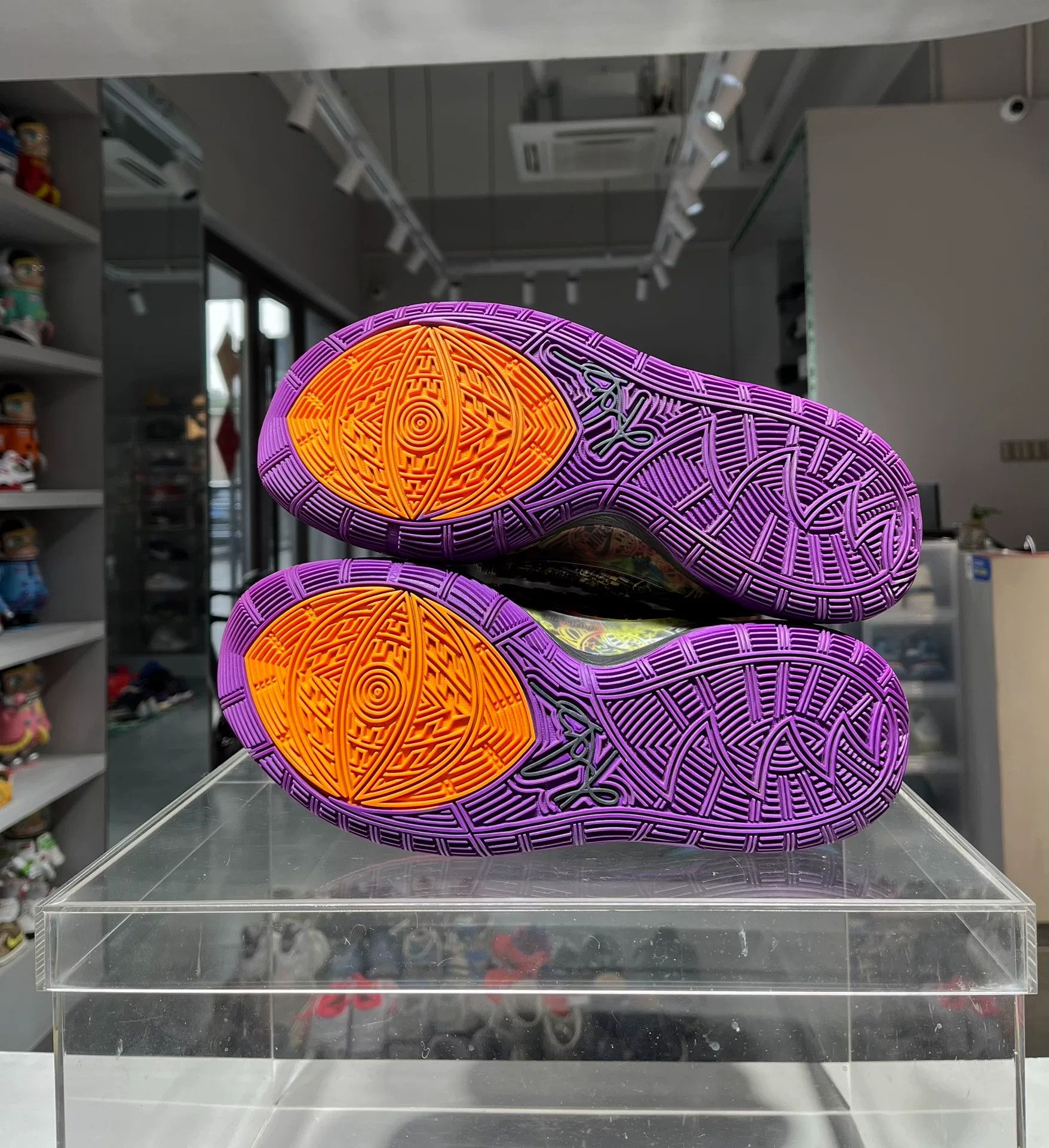 Nike Nike KYRIE Lowtop Sneakers 7.5 Men Size US 7.5 / EU 40-41 - 5 Thumbnail