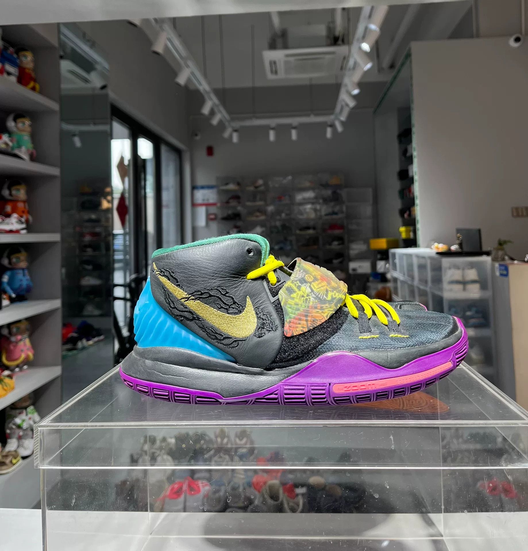 Nike Nike KYRIE Lowtop Sneakers 7.5 Men Size US 7.5 / EU 40-41 - 3 Thumbnail