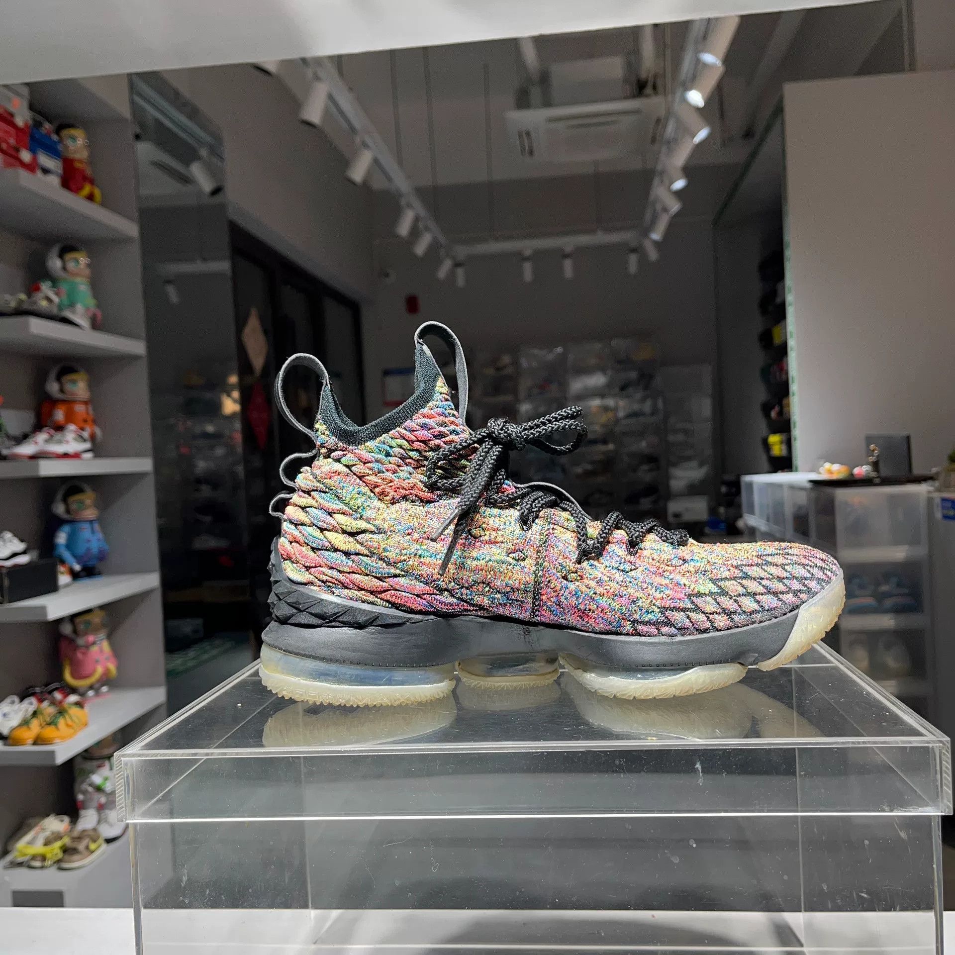 Nike Nike LEBRON Rainbow Multi Lowtop Sneakers 9 Men Size US 9 / EU 42 - 4 Thumbnail