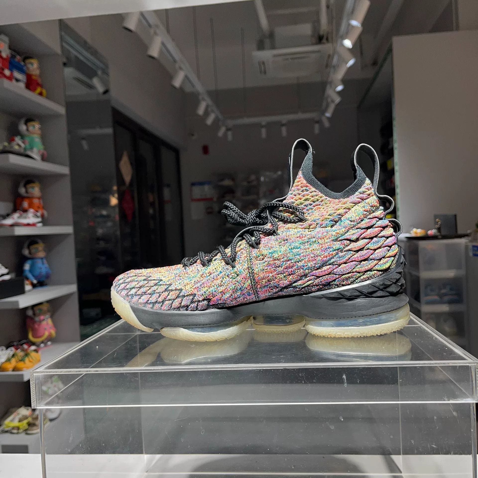 Nike Nike LEBRON Rainbow Multi Lowtop Sneakers 9 Men Size US 9 / EU 42 - 6 Thumbnail