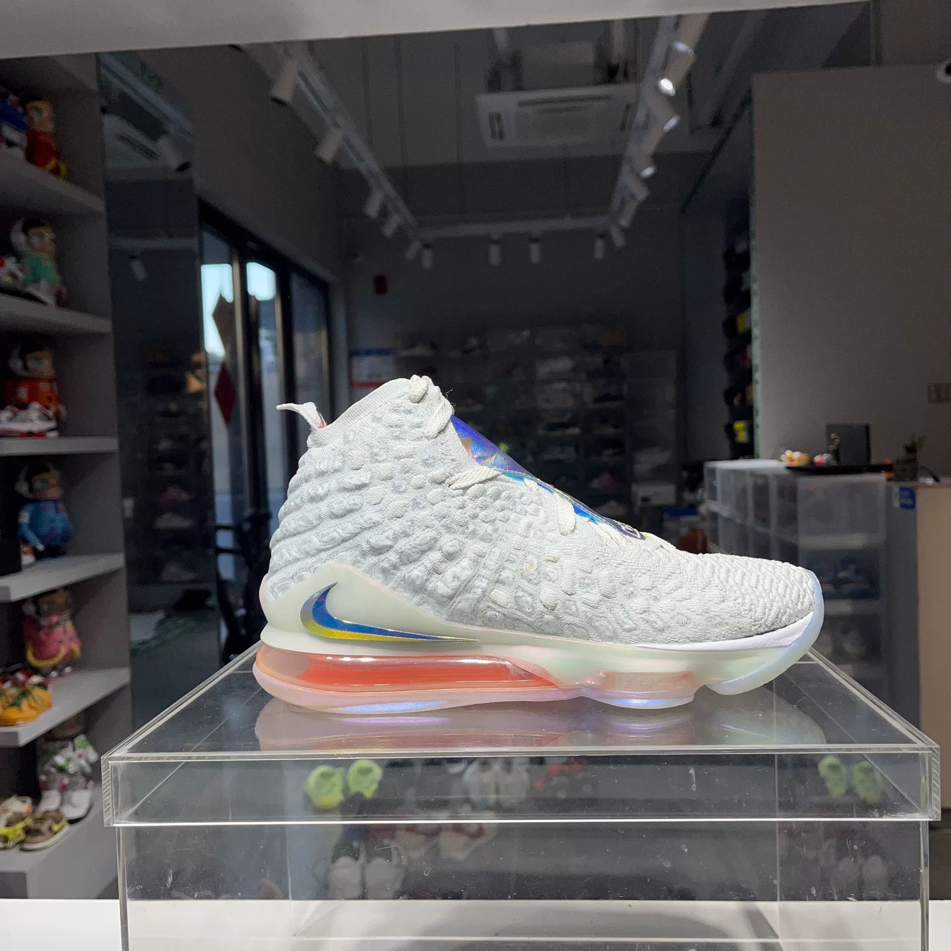 Nike Nike LEBRON White Lowtop Sneakers 9 Men Size US 9 / EU 42 - 5 Thumbnail