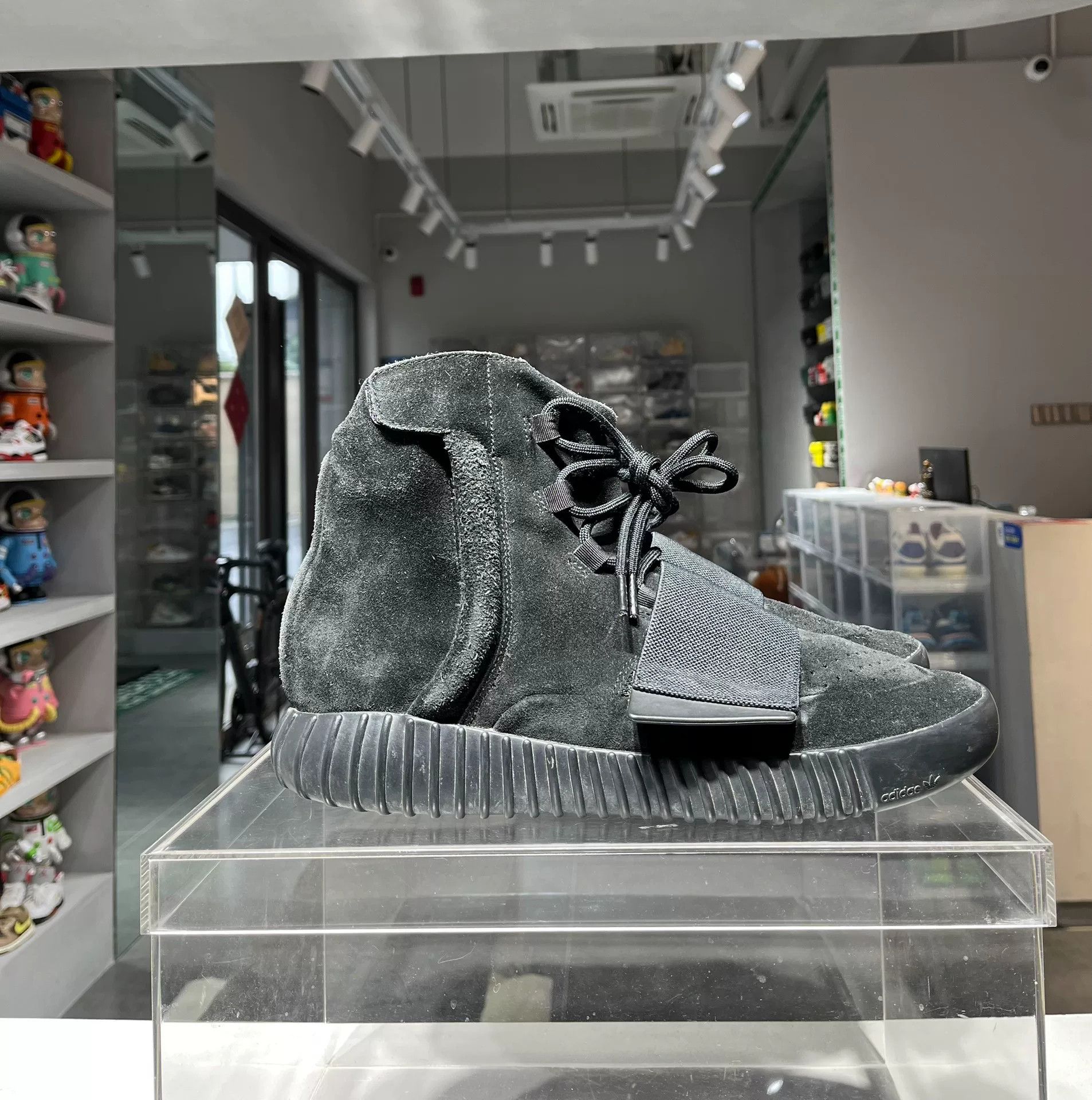 Adidas Adidas YEEZY Black Lowtop Sneakers 12 Men Size US 12 / EU 45 - 4 Thumbnail