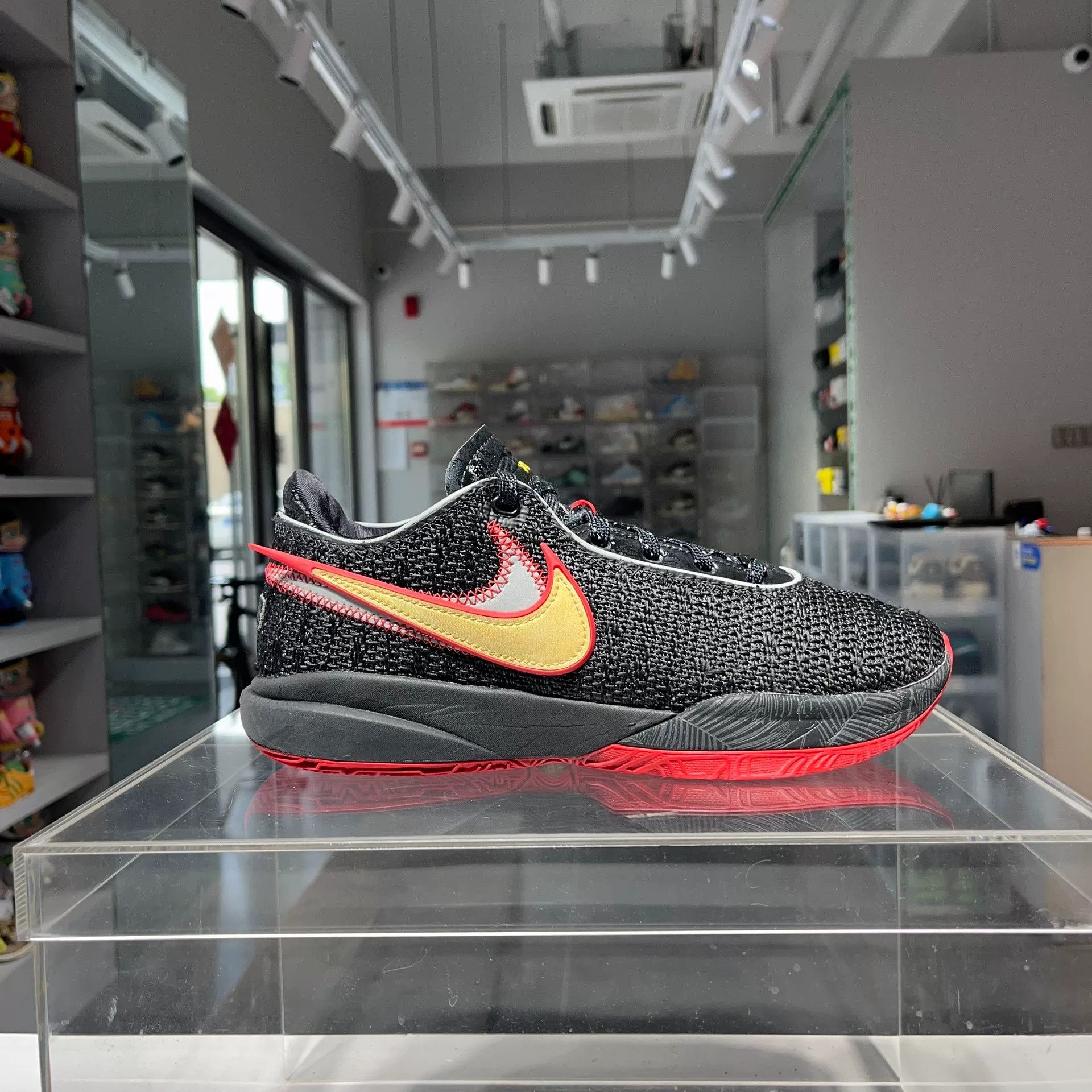 Nike Nike LEBRON Black Lowtop Sneakers 8 Men Size US 8 / EU 41 - 5 Thumbnail