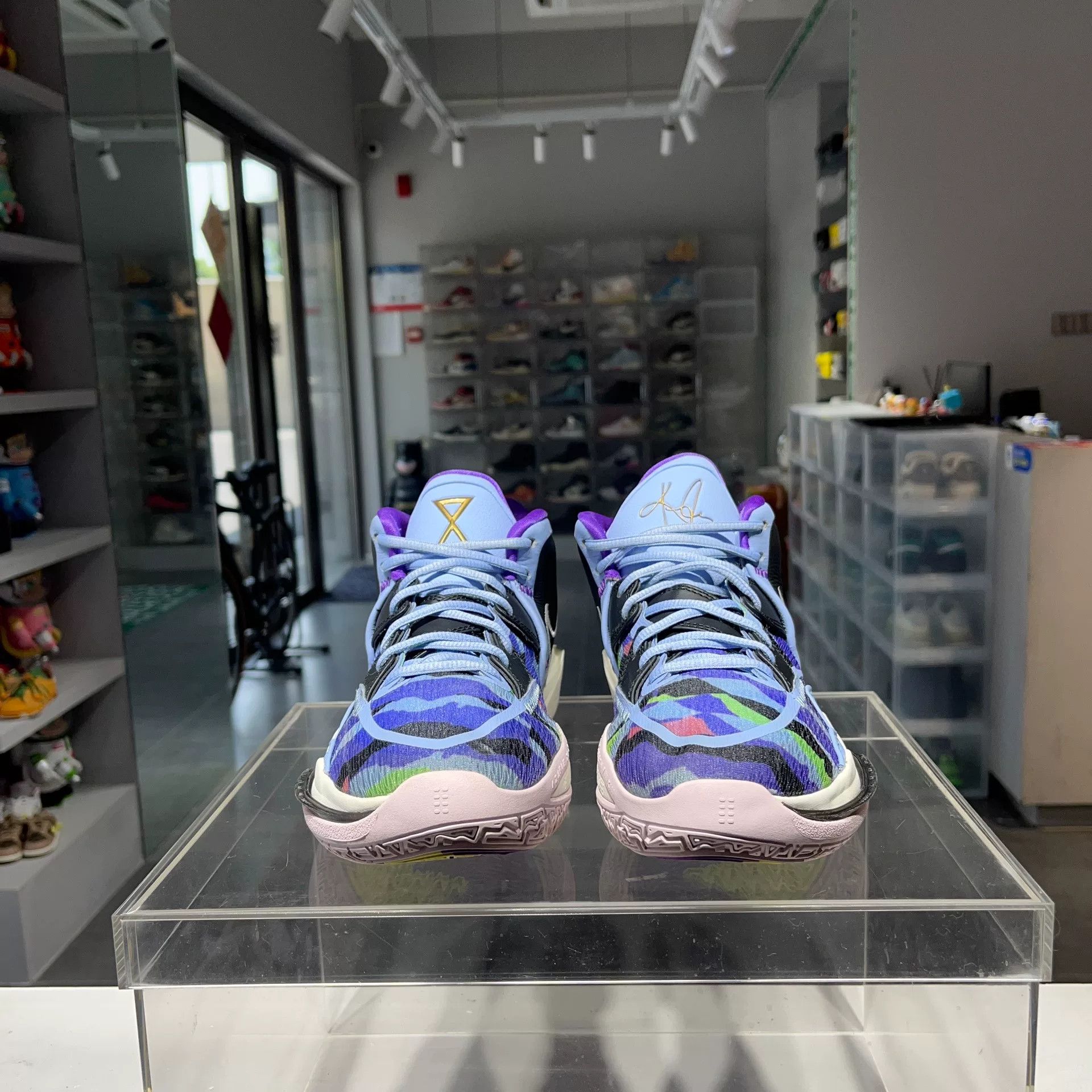 Nike Nike KYRIE Purple Lowtop Sneakers 9 Men Size US 9 / EU 42 - 2 Thumbnail