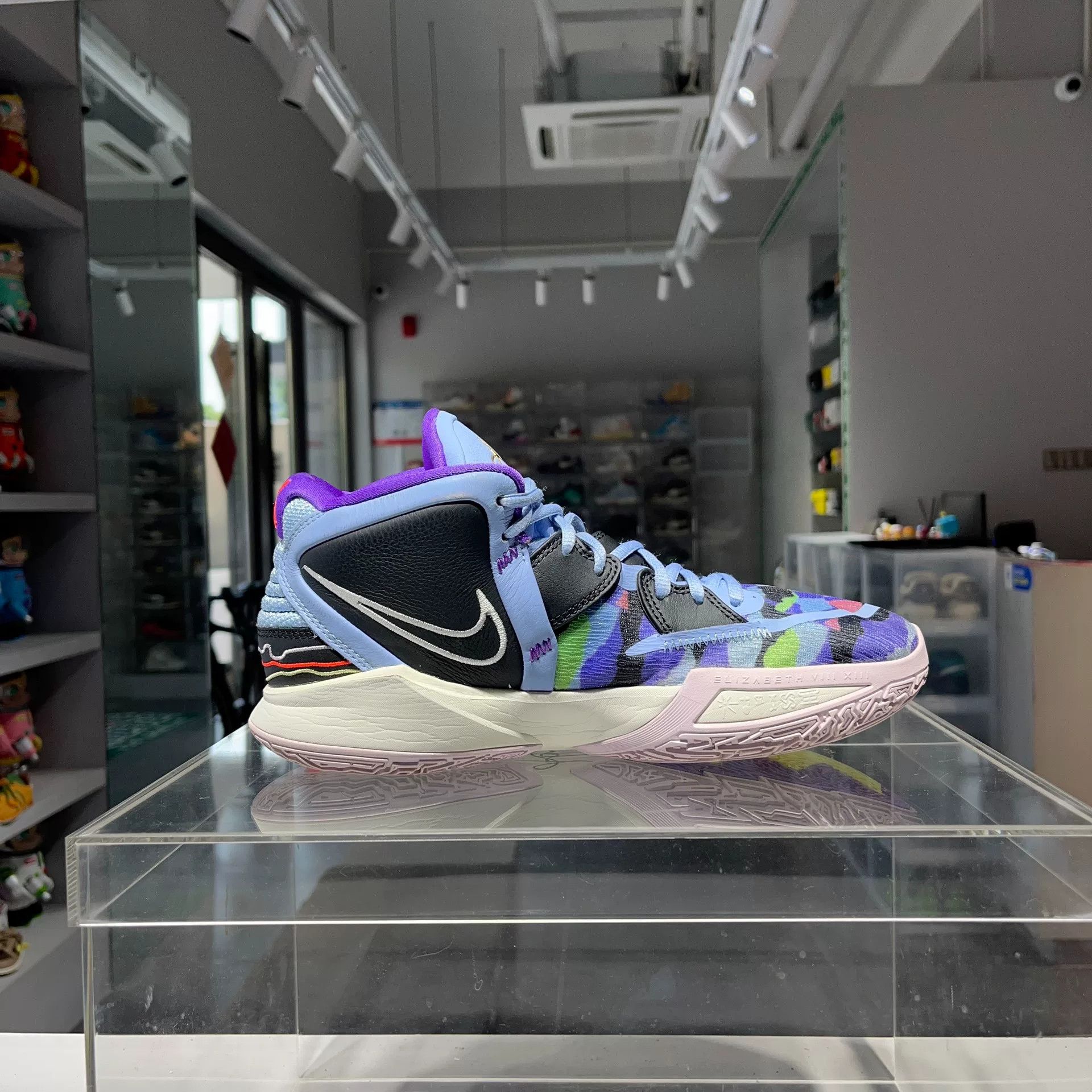 Nike Nike KYRIE Purple Lowtop Sneakers 9 Men Size US 9 / EU 42 - 4 Thumbnail
