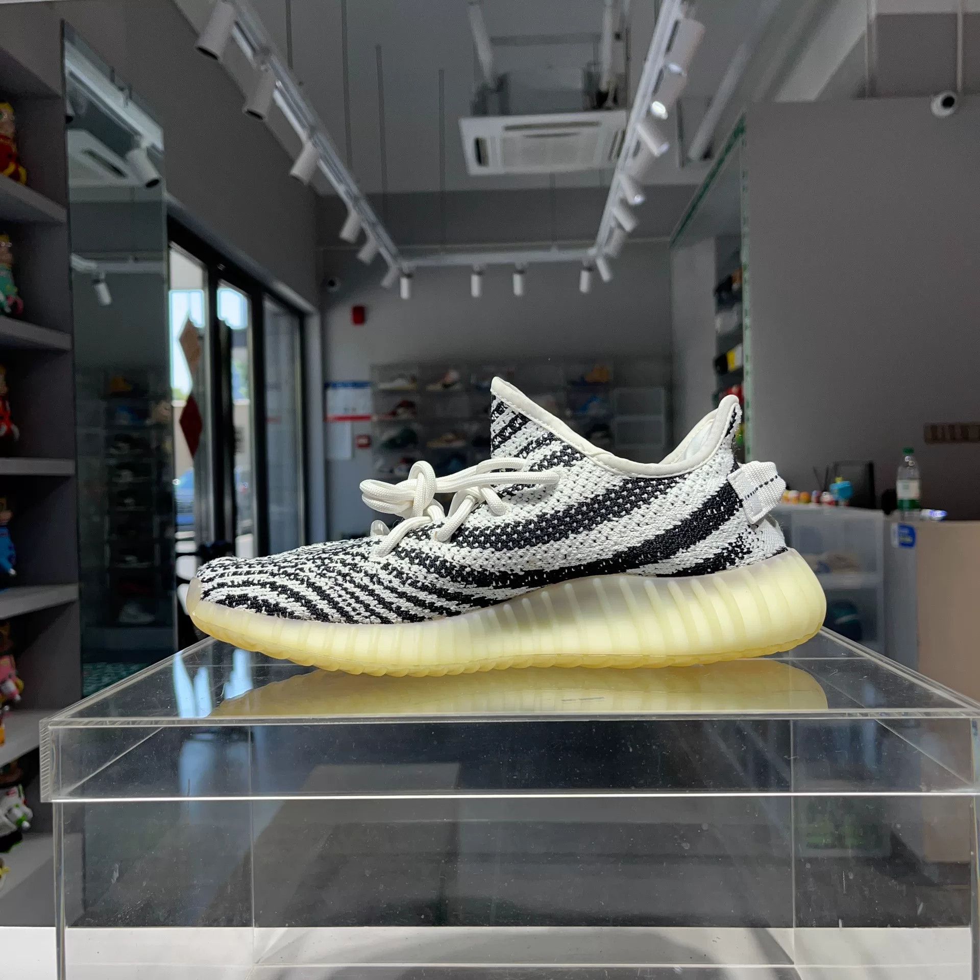 Adidas Adidas YEEZY White Lowtop Sneakers 8 Men Size US 8 / EU 41 - 6 Thumbnail