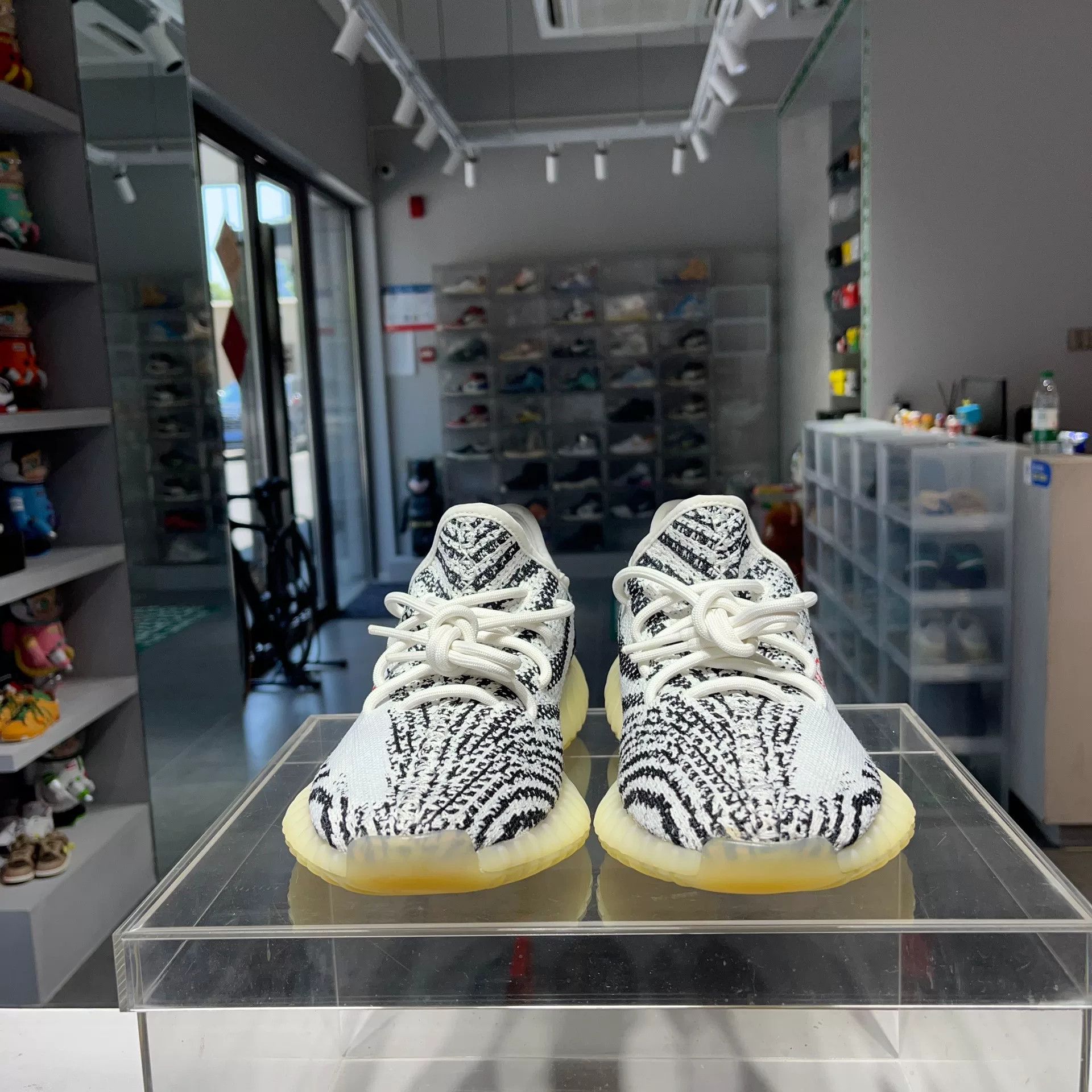 Adidas Adidas YEEZY White Lowtop Sneakers 8 Men Size US 8 / EU 41 - 2 Thumbnail