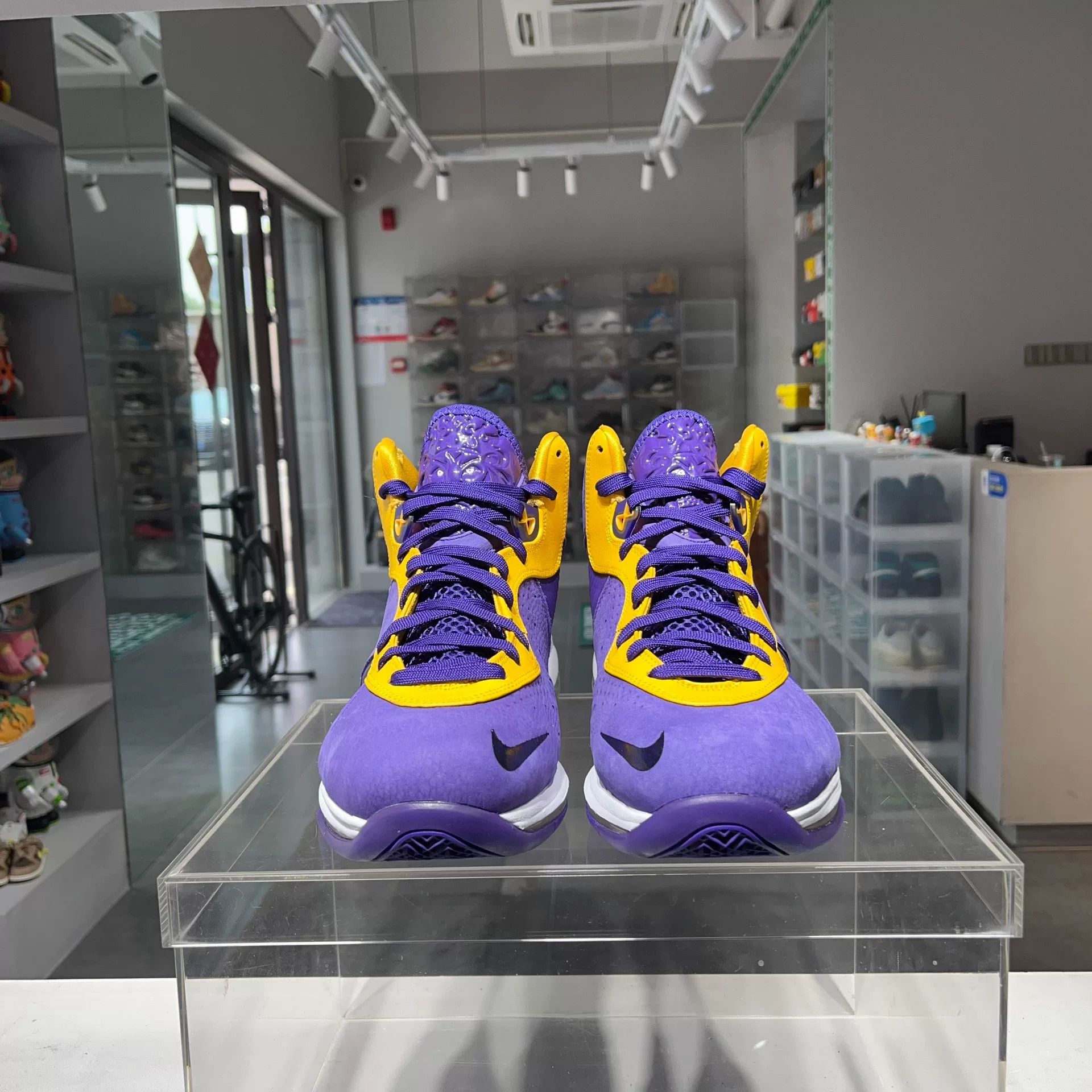 Nike Nike LEBRON Purple Lowtop Sneakers 11 Men Size US 11 / EU 44 - 2 Thumbnail