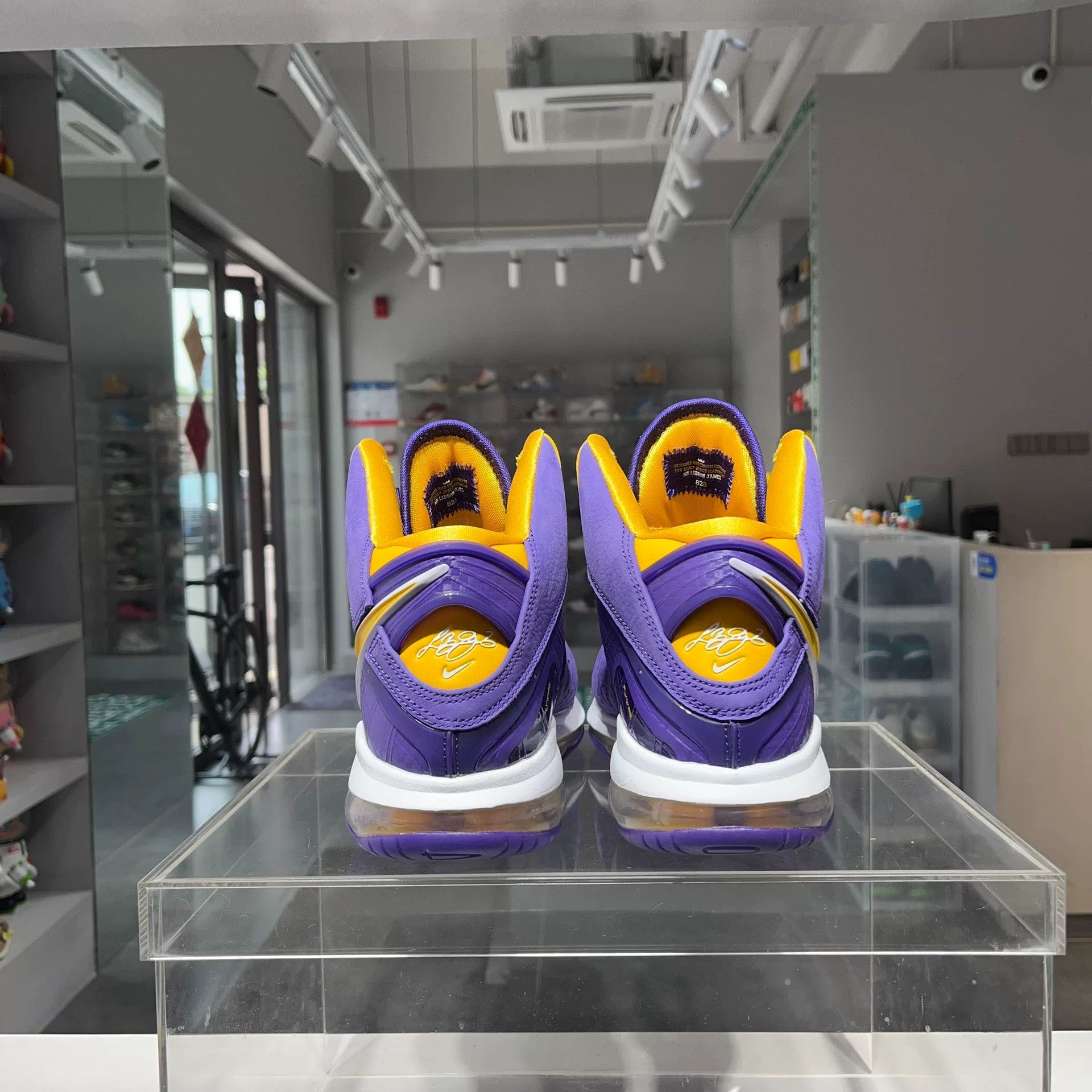 Nike Nike LEBRON Purple Lowtop Sneakers 11 Men Size US 11 / EU 44 - 3 Thumbnail
