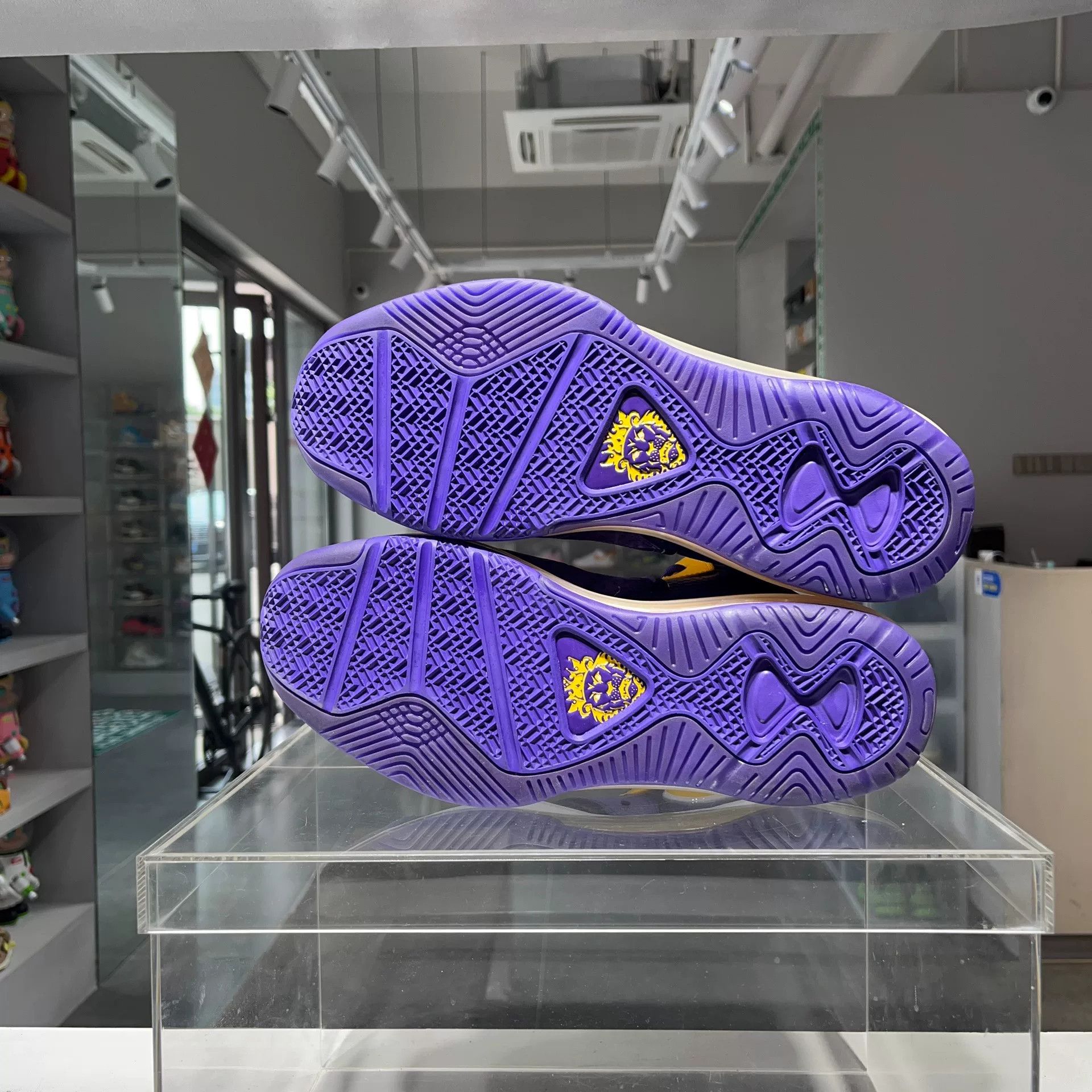 Nike Nike LEBRON Purple Lowtop Sneakers 11 Men Size US 11 / EU 44 - 7 Thumbnail