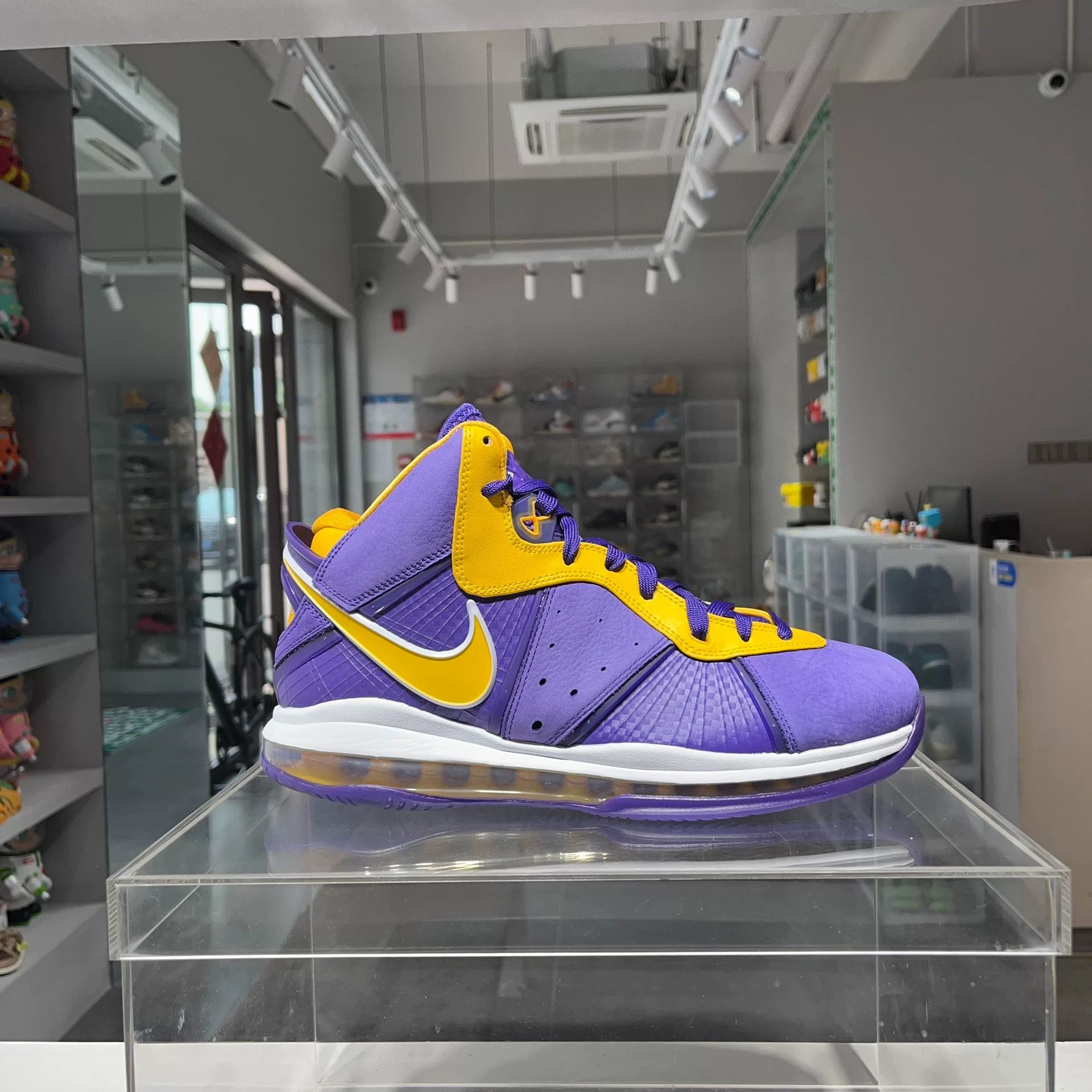 Nike Nike LEBRON Purple Lowtop Sneakers 11 Men Size US 11 / EU 44 - 5 Thumbnail