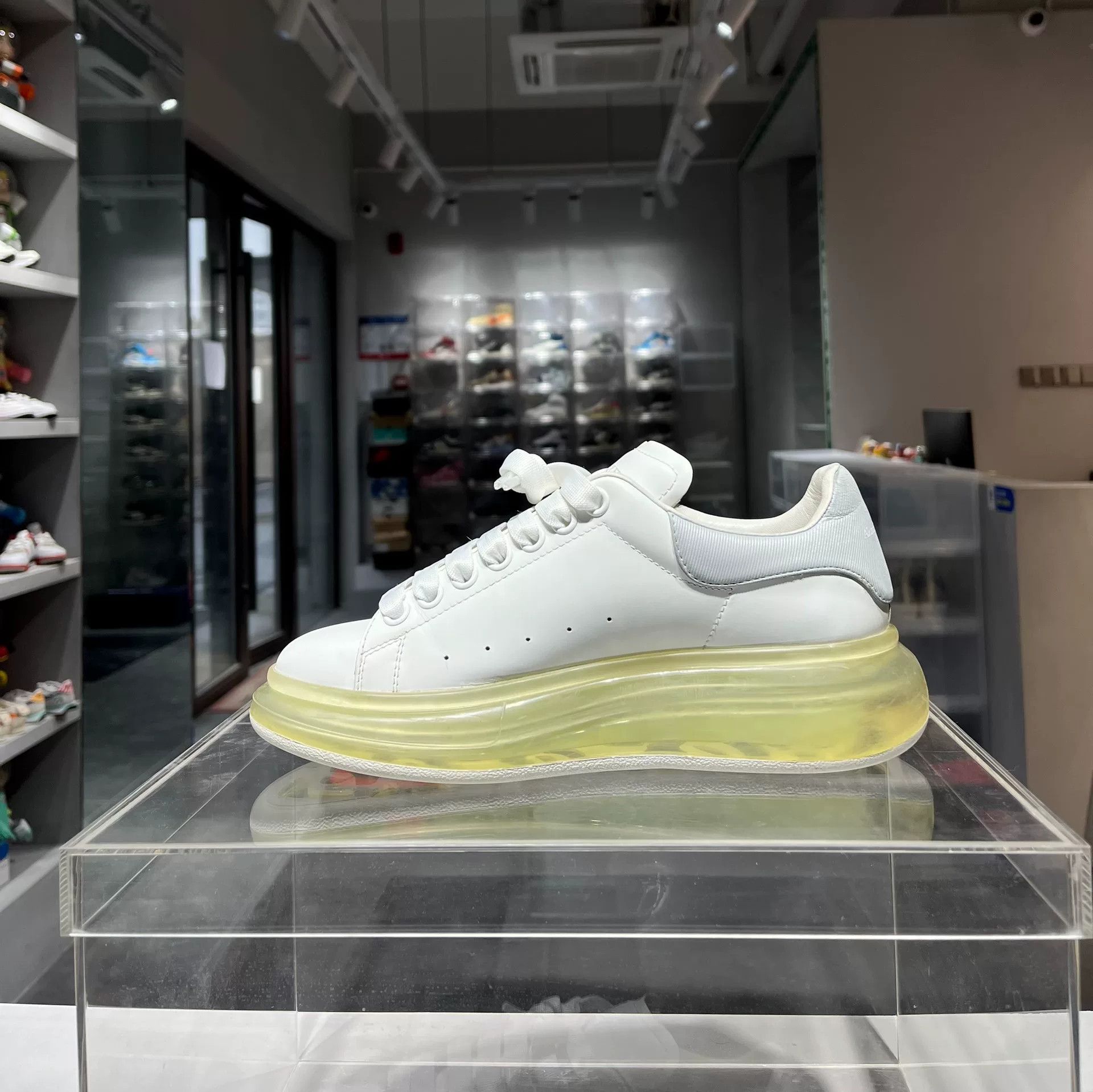 Alexander McQueen Alexander McQueen White Lowtop Sneakers 38 Women Size US 7.5 / IT 37.5 - 5 Thumbnail