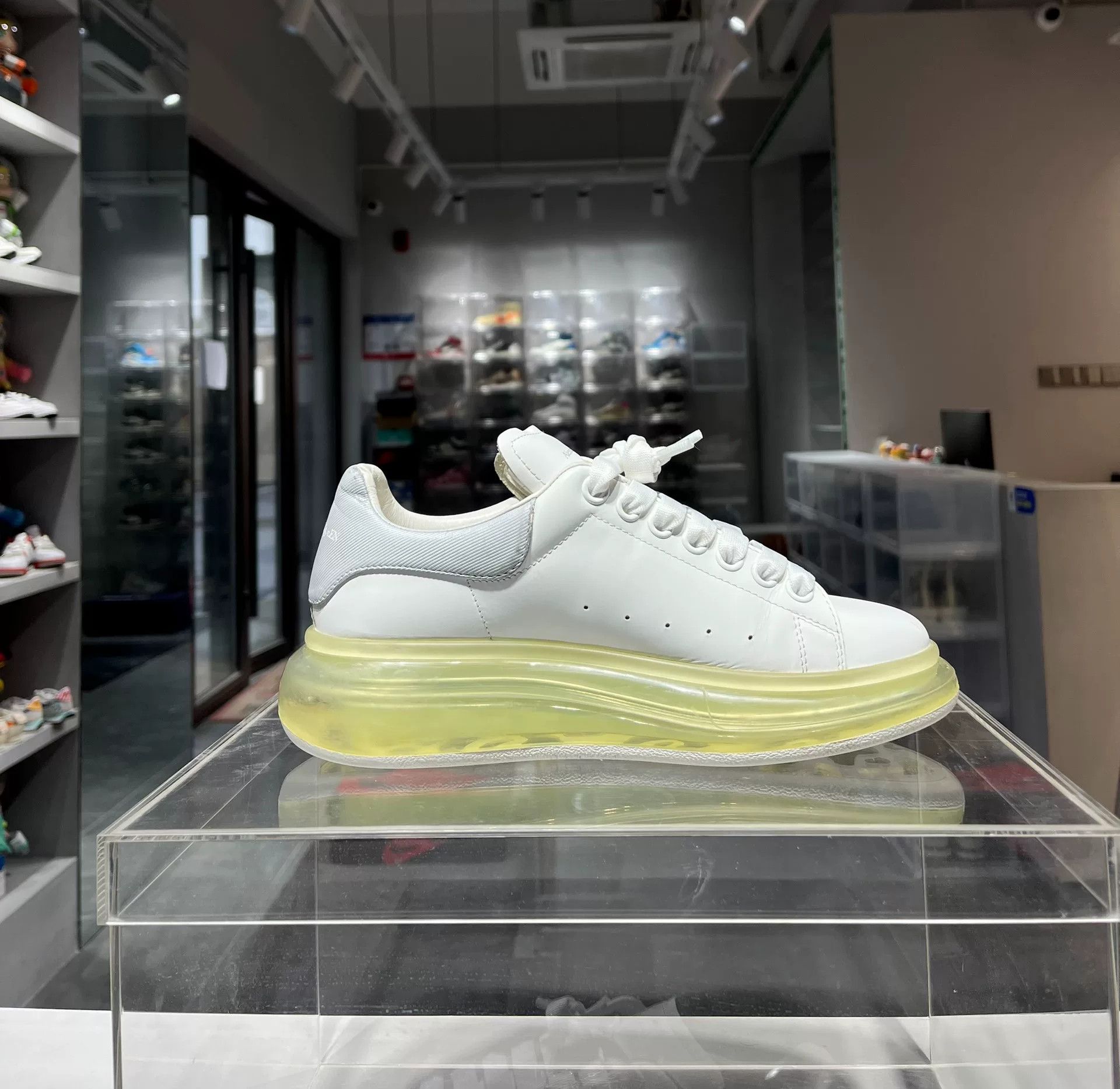 Alexander McQueen Alexander McQueen White Lowtop Sneakers 38 Women Size US 7.5 / IT 37.5 - 6 Thumbnail